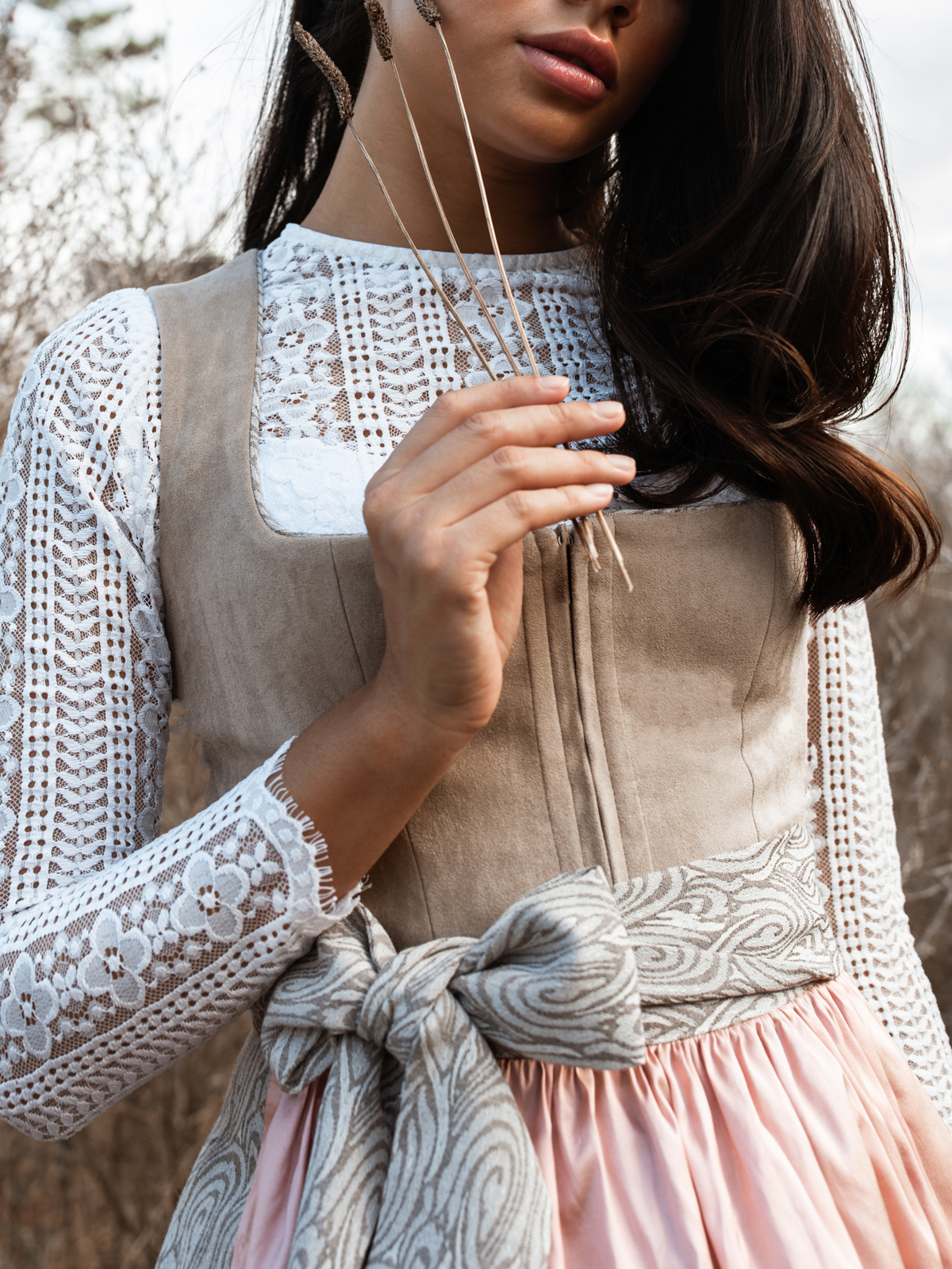 Hochgeschlossene Spitzen Dirndlbluse Hochgeschlossene Spitzen Dirndlbluse