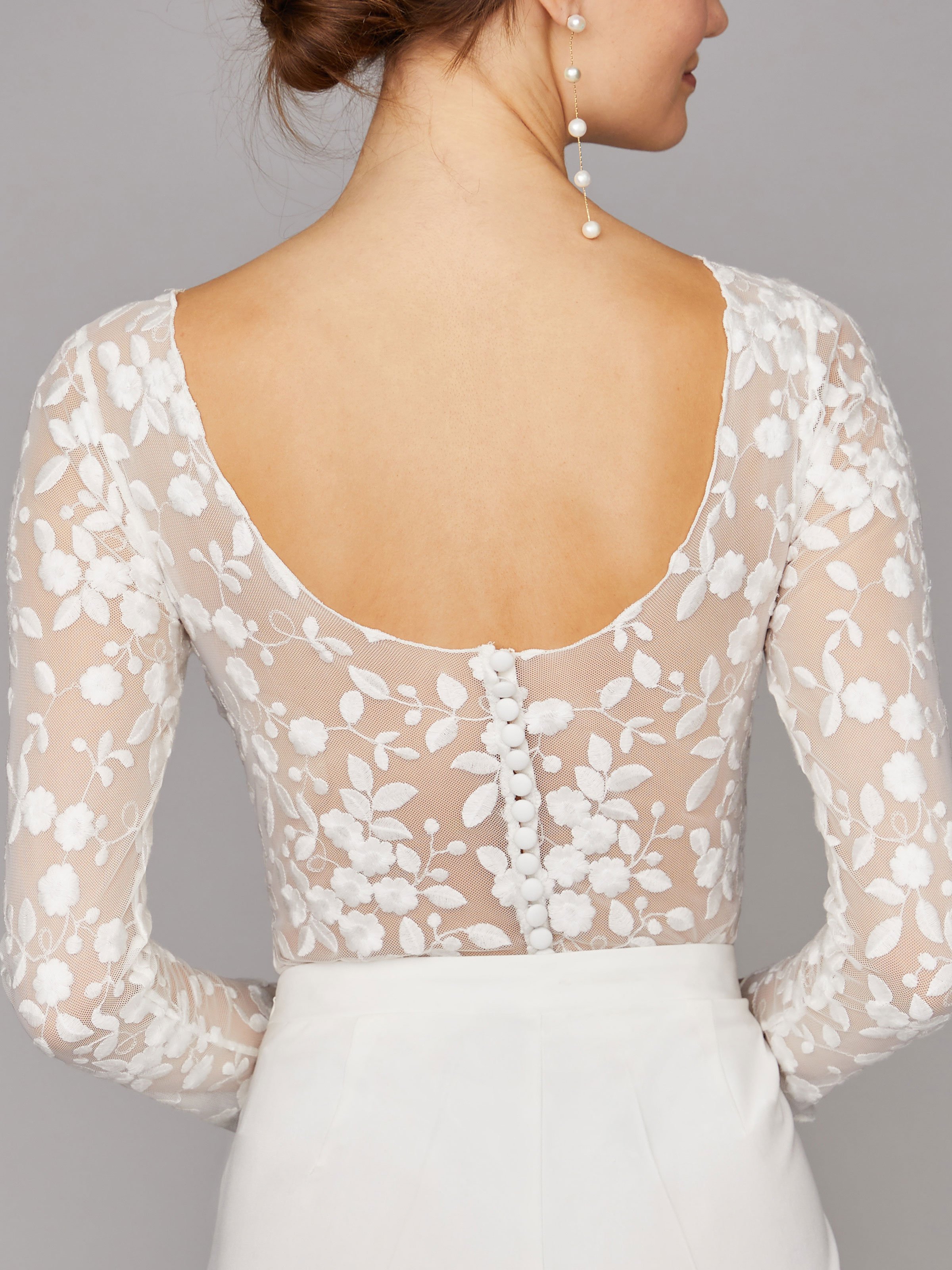 Langärmliger Braut-Body mit Blumen-Spitze und tiefem Rücken Langärmliger Braut-Body mit Blumen-Spitze und tiefem Rücken