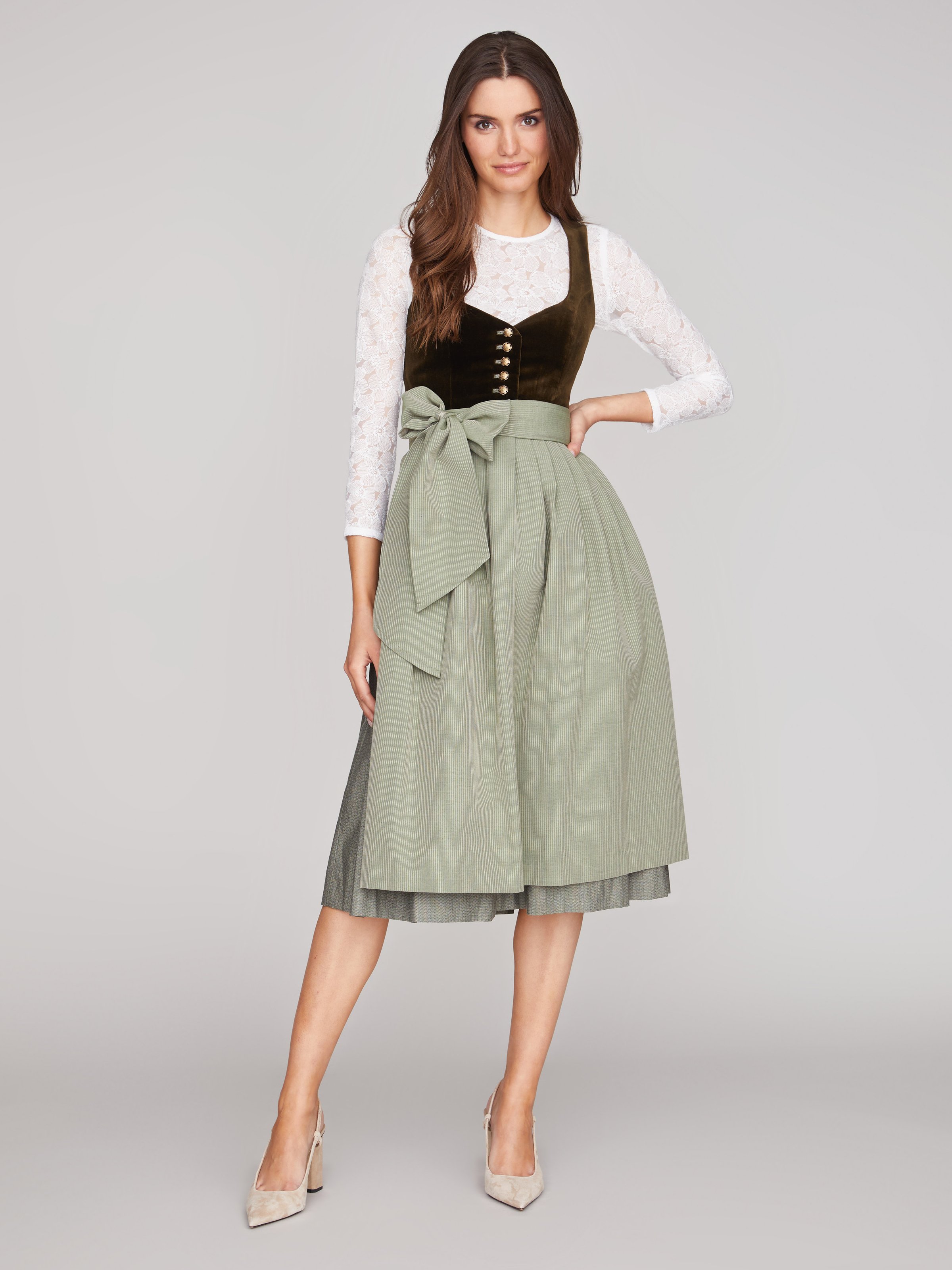Dunkelgrünes Dirndl mit Samt-Mieder Dunkelgrünes Dirndl mit Samt-Mieder