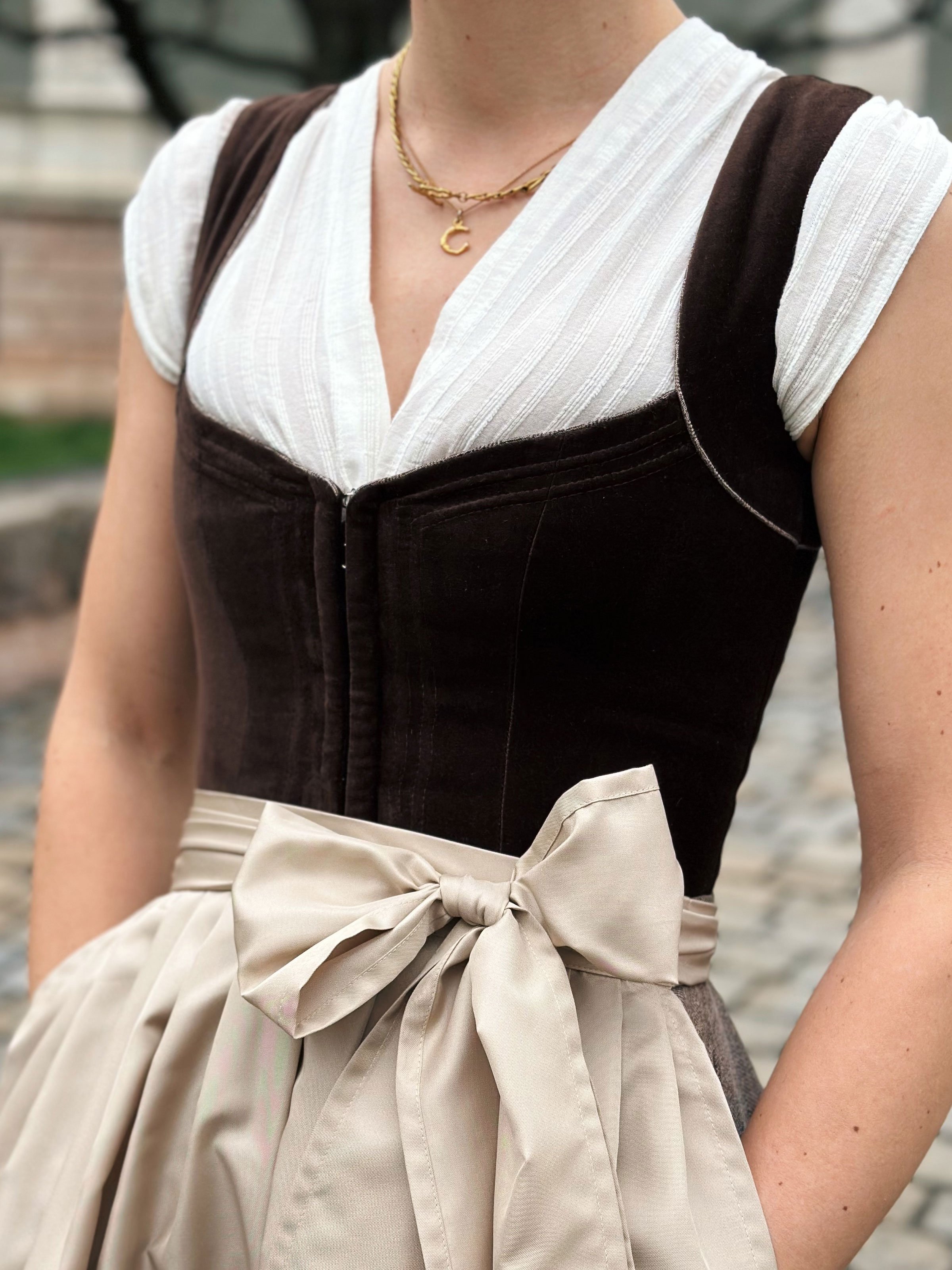 Braunes Dirndl mit Samt-Mieder Braunes Dirndl mit Samt-Mieder