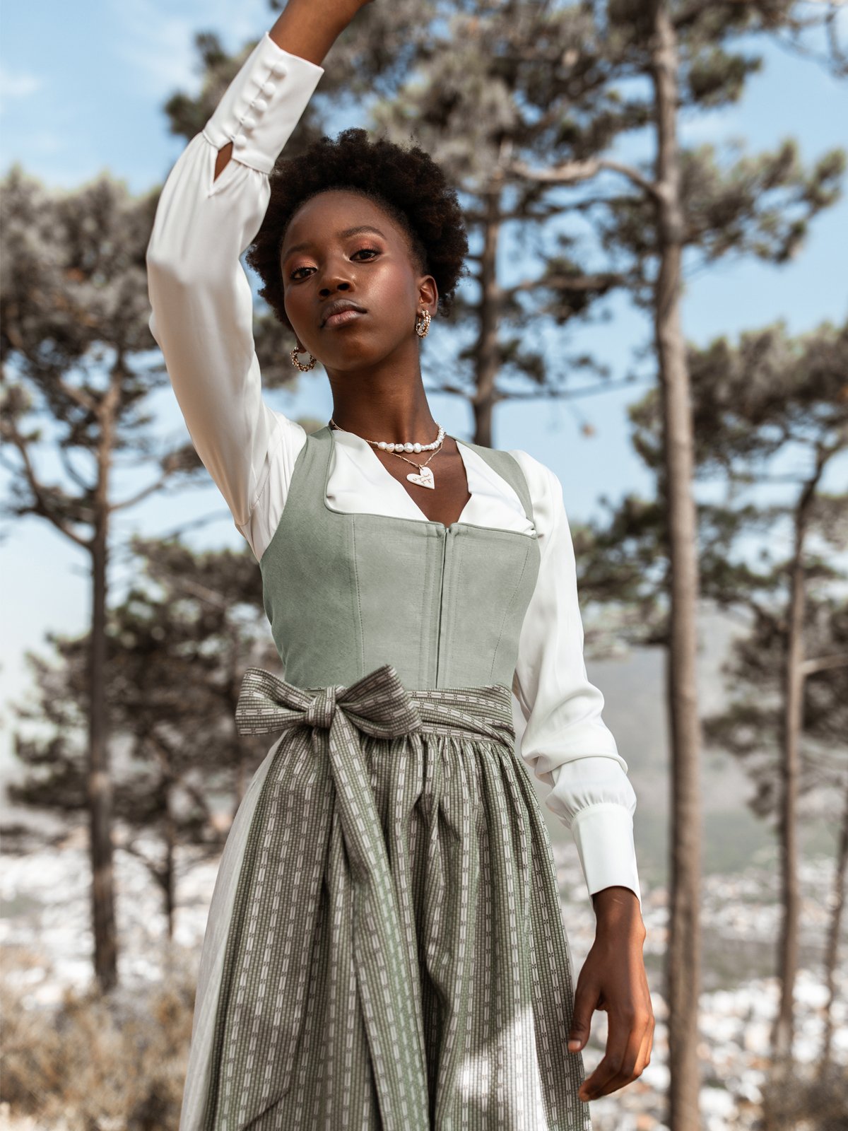 Khakifarbenes Dirndl mit zwei Schürzen Khakifarbenes Dirndl mit zwei Schürzen