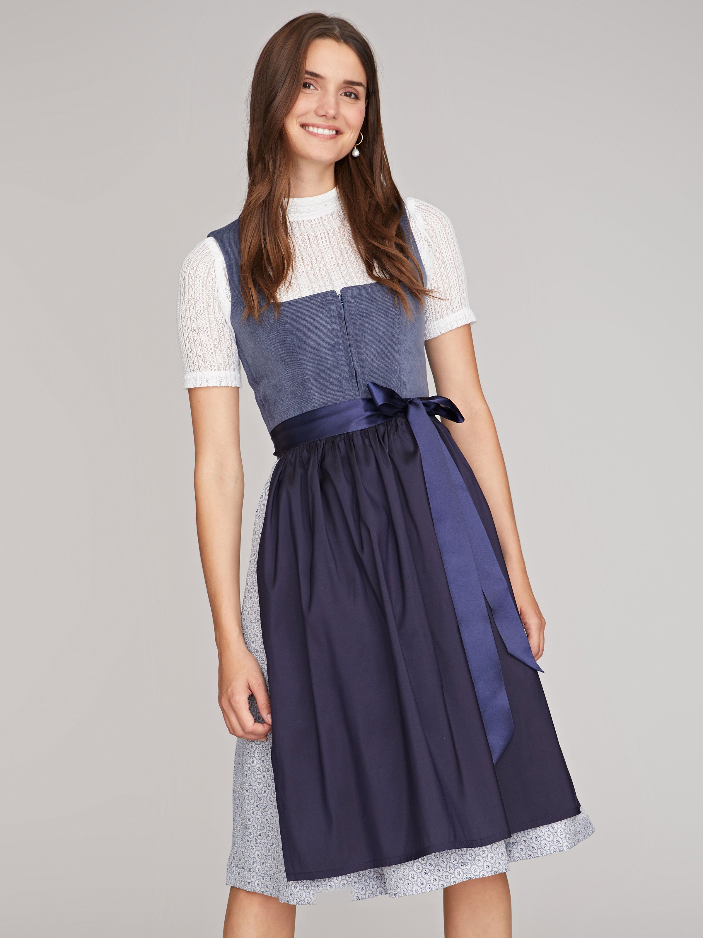 Blaues Dirndl mit Cord-Mieder Blaues Dirndl mit Cord-Mieder