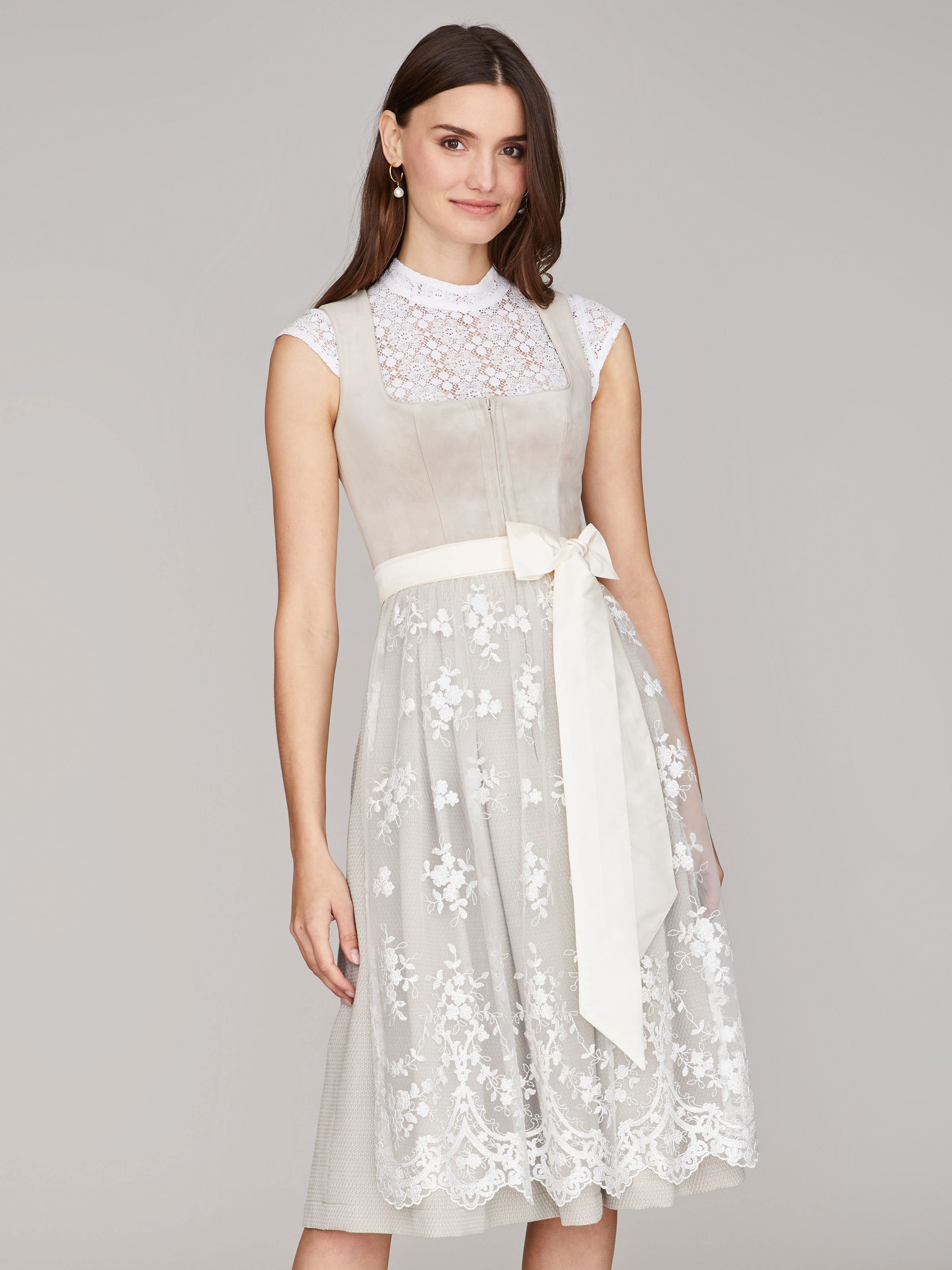 Beiges Samtdirndl Beiges Samtdirndl