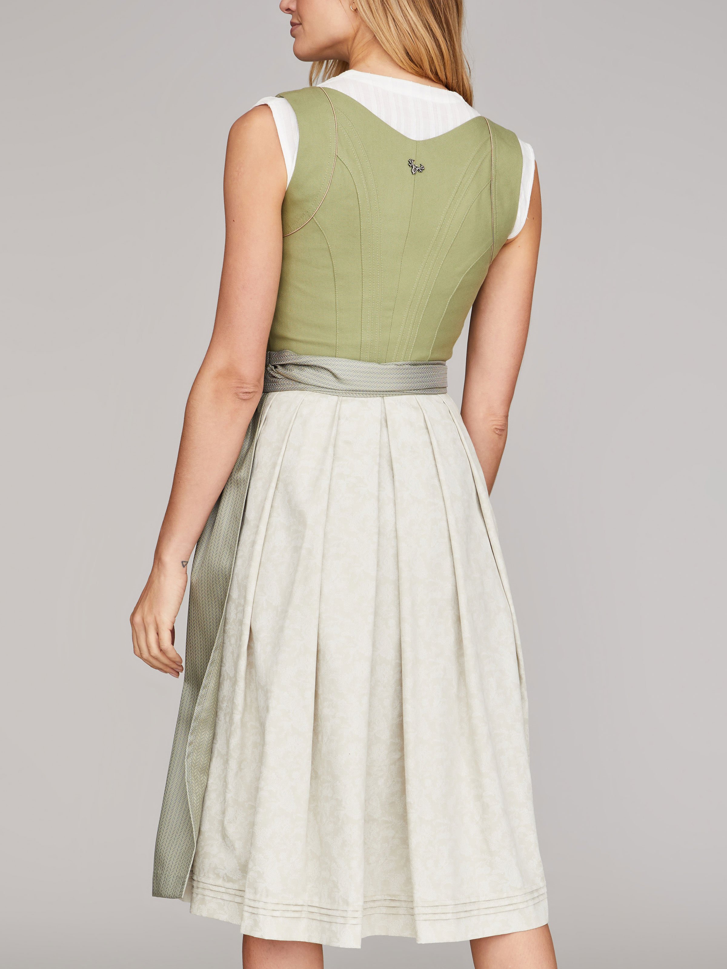 Grünes Dirndl mit Schnursteppung Grünes Dirndl mit Schnursteppung