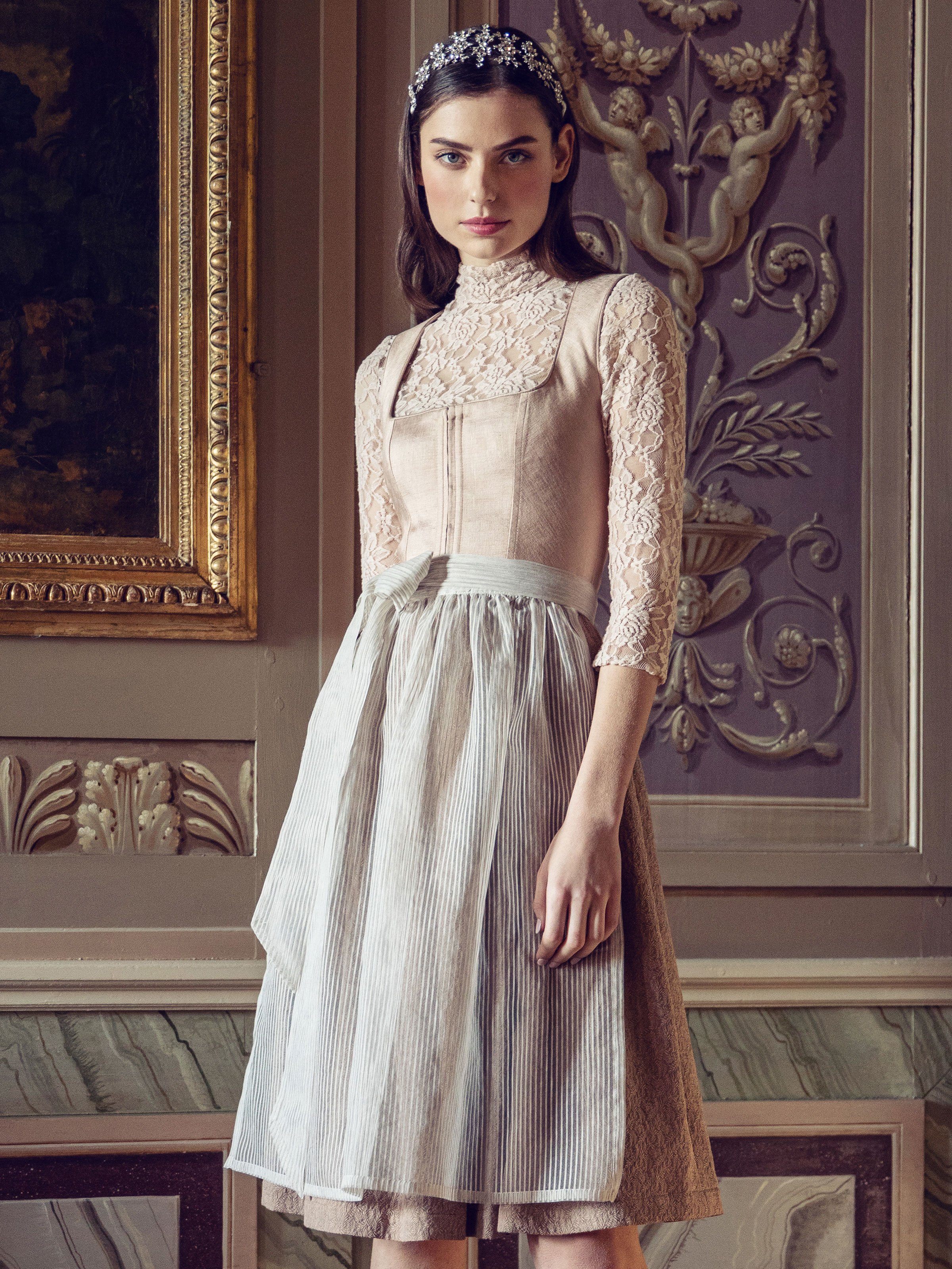 Rosé-Goldenes Dirndl Rosé-Goldenes Dirndl