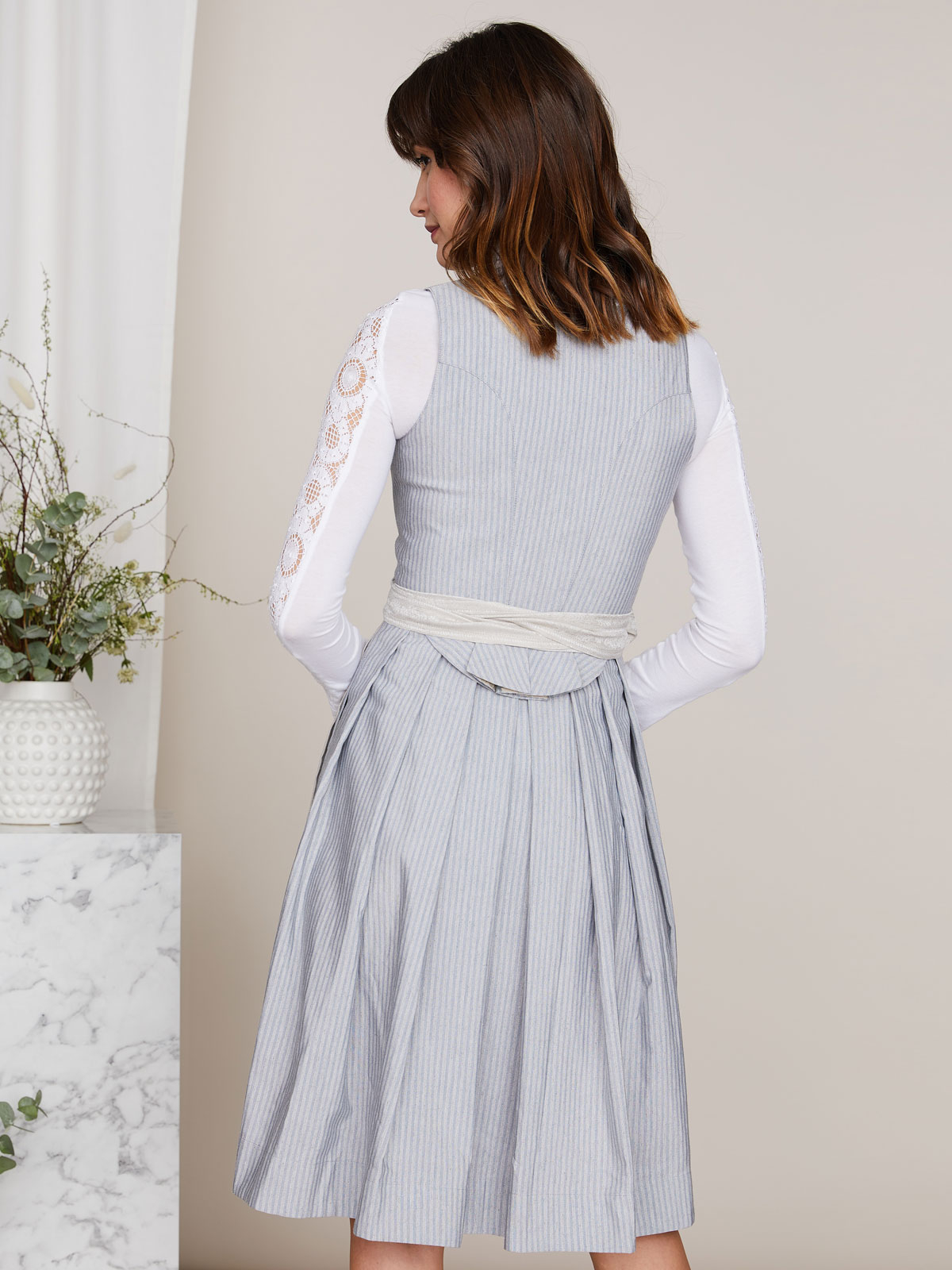 Pastellfarbenes Streifen-Dirndl in Eisblau und Grau Pastellfarbenes Streifen-Dirndl in Eisblau und Grau
