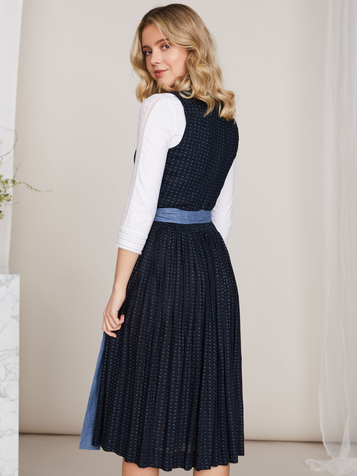 Nachtblaues Dirndl mit Leinenschürze Nachtblaues Dirndl mit Leinenschürze