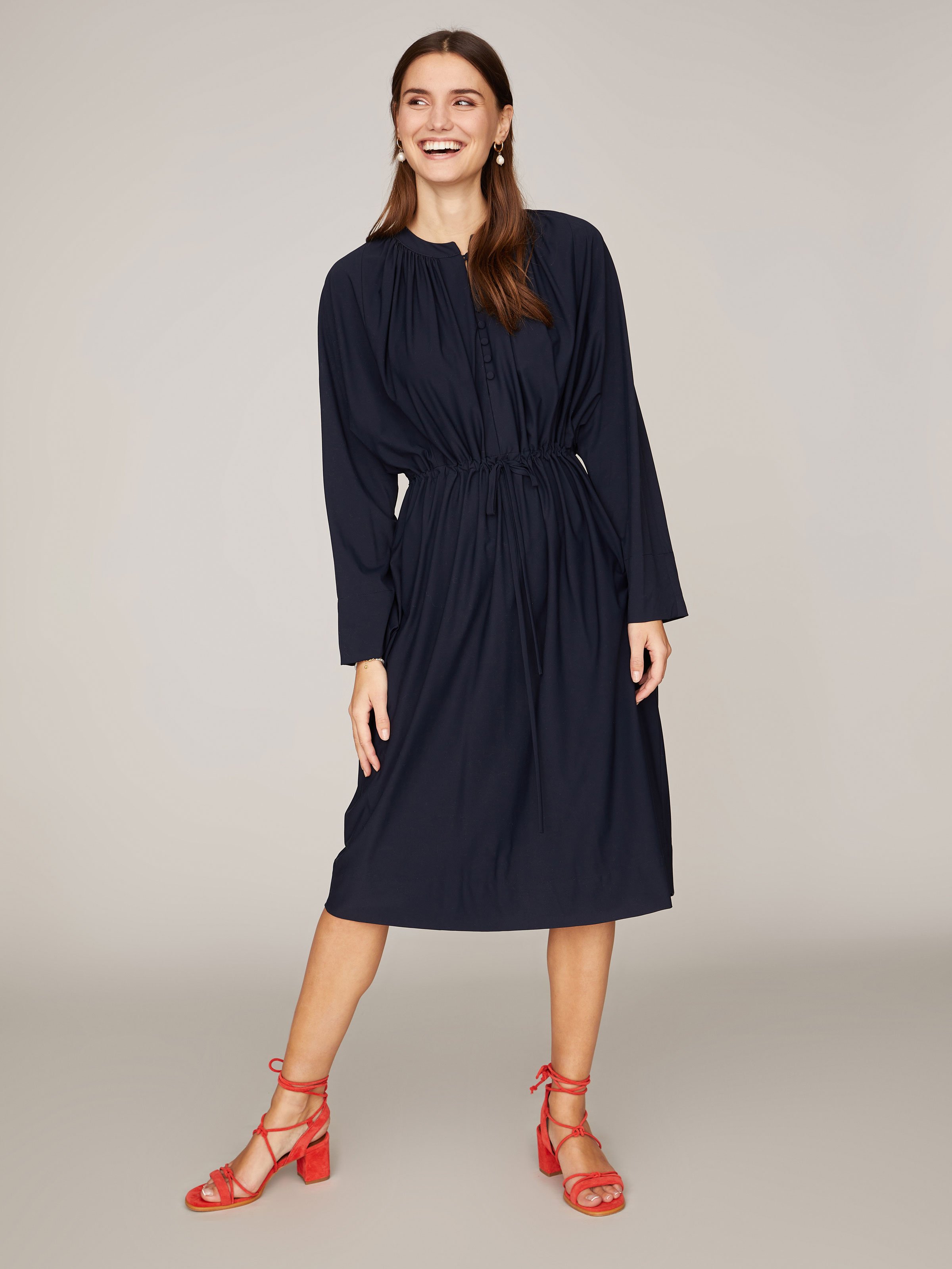 Dunkelblaues Oversize-Kleid mit Knopfleiste Dunkelblaues Oversize-Kleid mit Knopfleiste