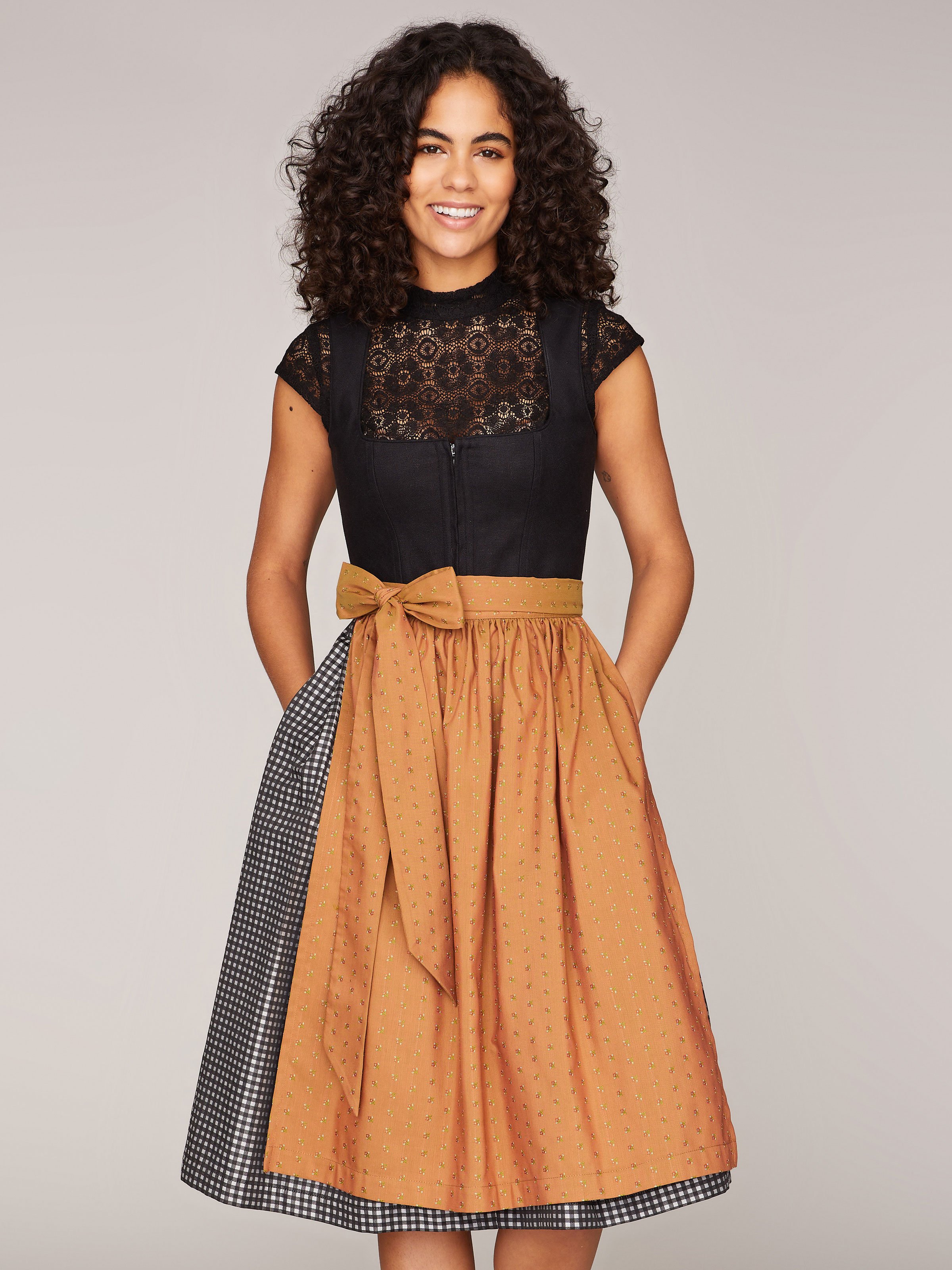 Schwarzes Dirndl mit Leinen-Mieder Schwarzes Dirndl mit Leinen-Mieder