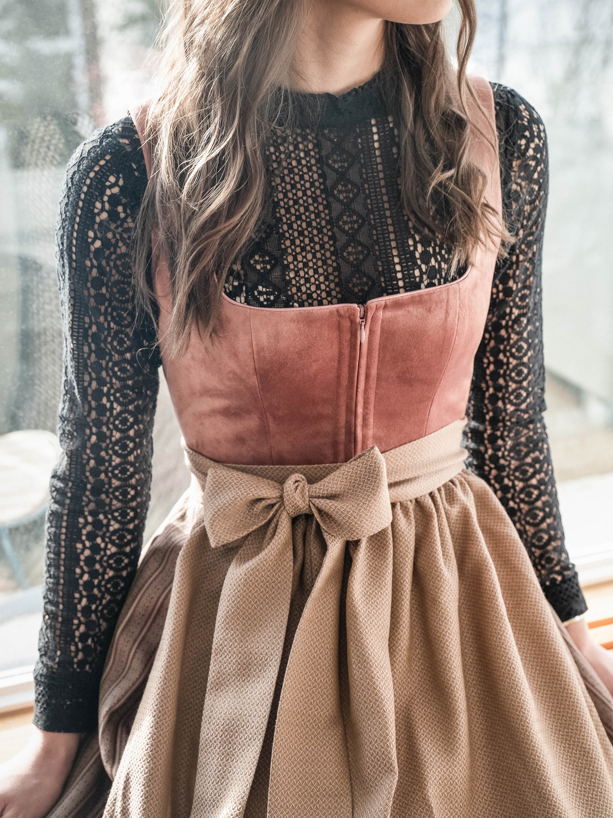 Pflaumenfarbenes Dirndl - IMANI ROSEWOOD Pflaumenfarbenes Dirndl - IMANI ROSEWOOD