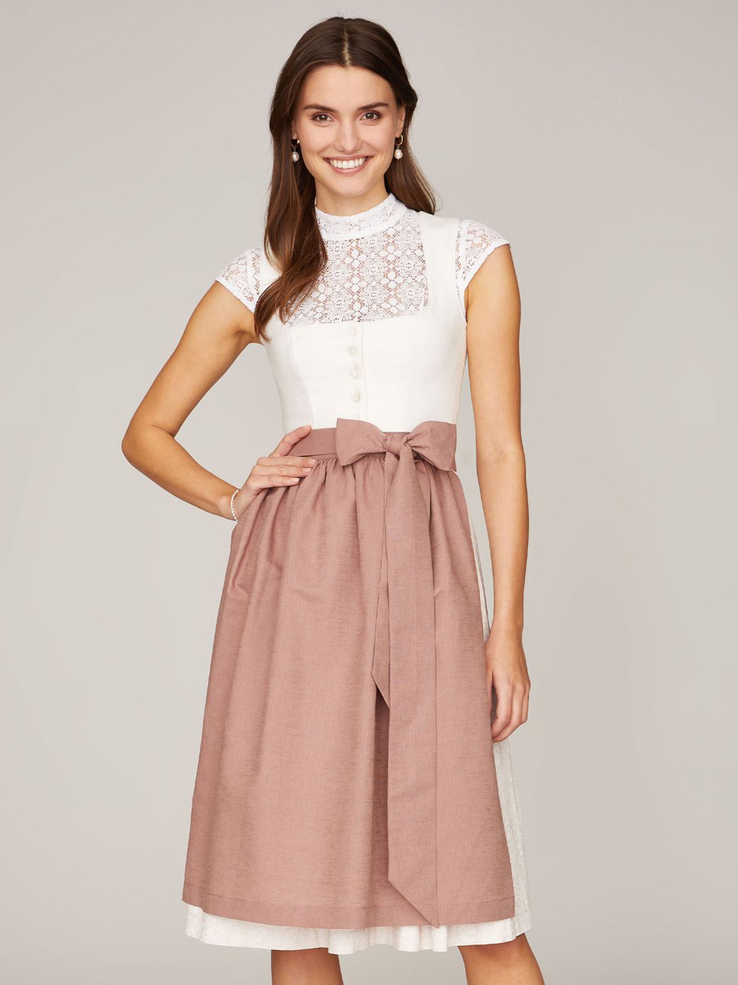 Cremeweißes Dirndl mit 2 Schürzen Cremeweißes Dirndl mit 2 Schürzen