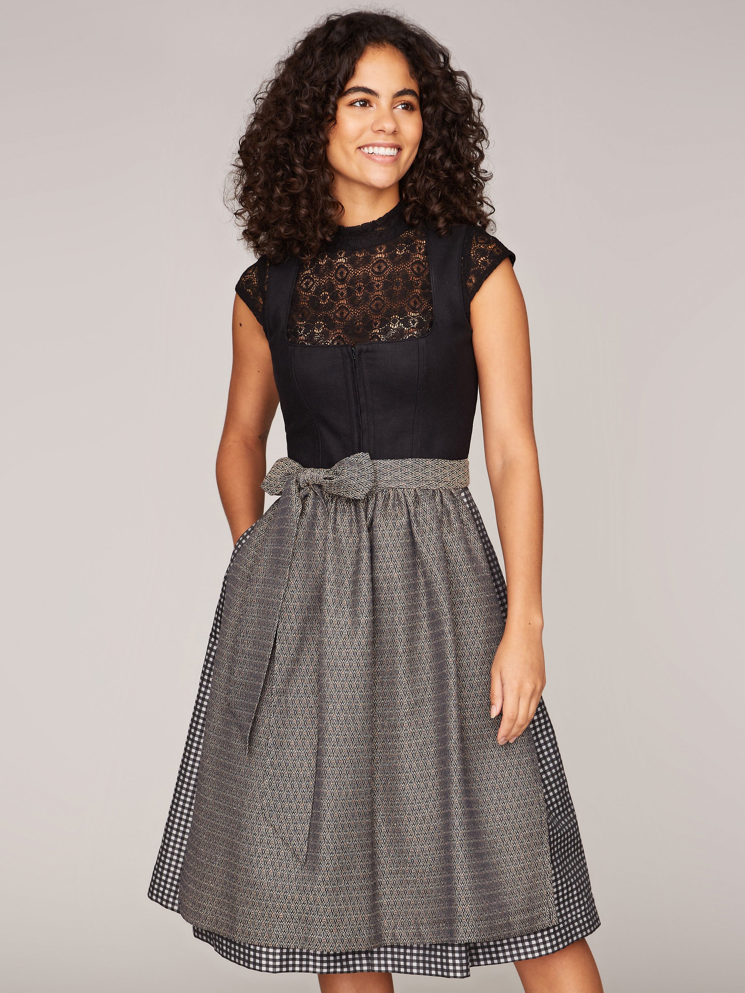 Schwarzes Dirndl mit Leinen-Mieder Schwarzes Dirndl mit Leinen-Mieder