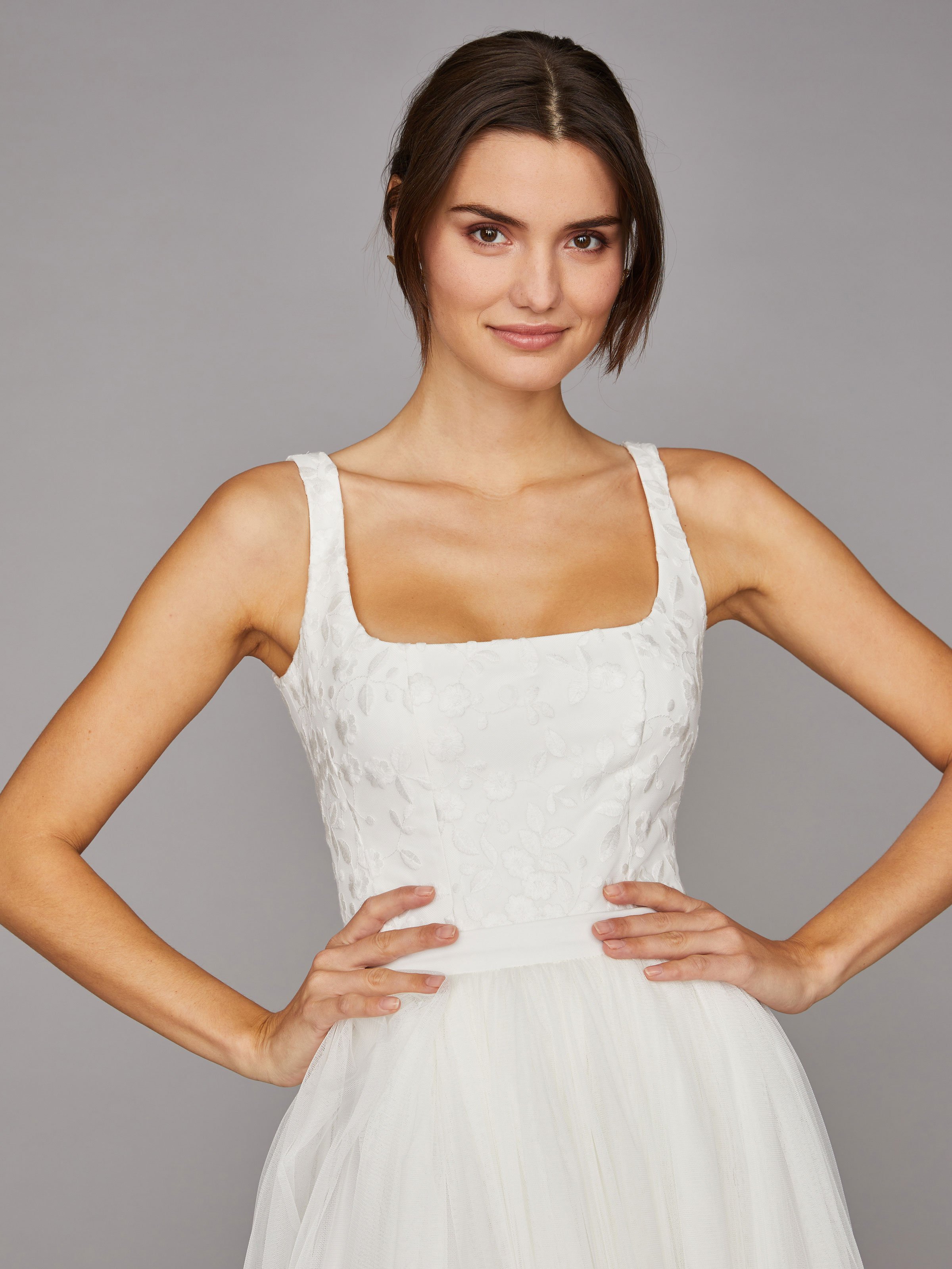 Cremefarbener Braut-Body mit Balkonnett-Ausschnitt Cremefarbener Braut-Body mit Balkonnett-Ausschnitt