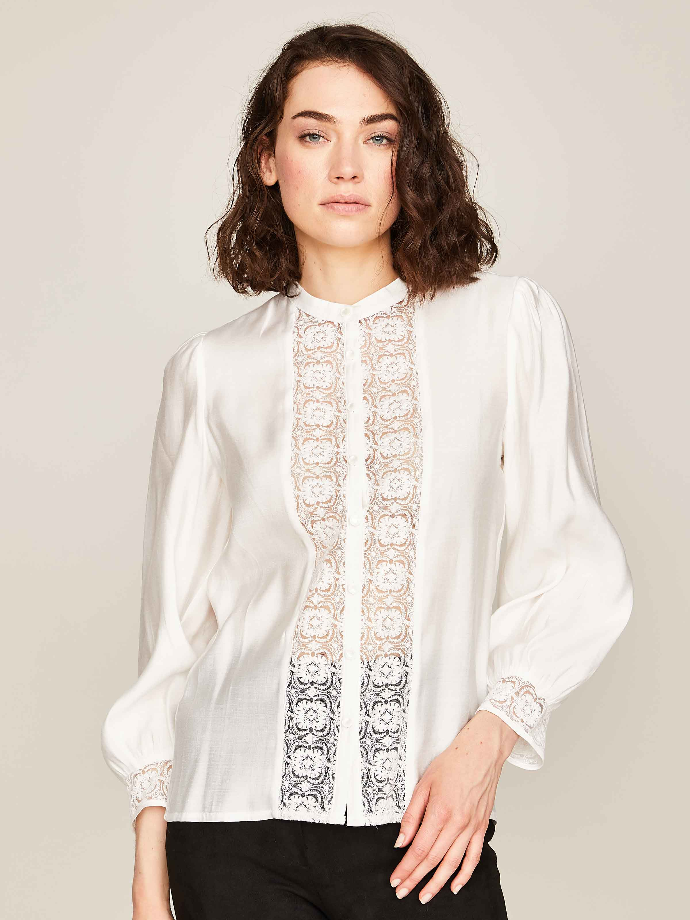 Weiße Bluse mit Spitze Weiße Bluse mit Spitze