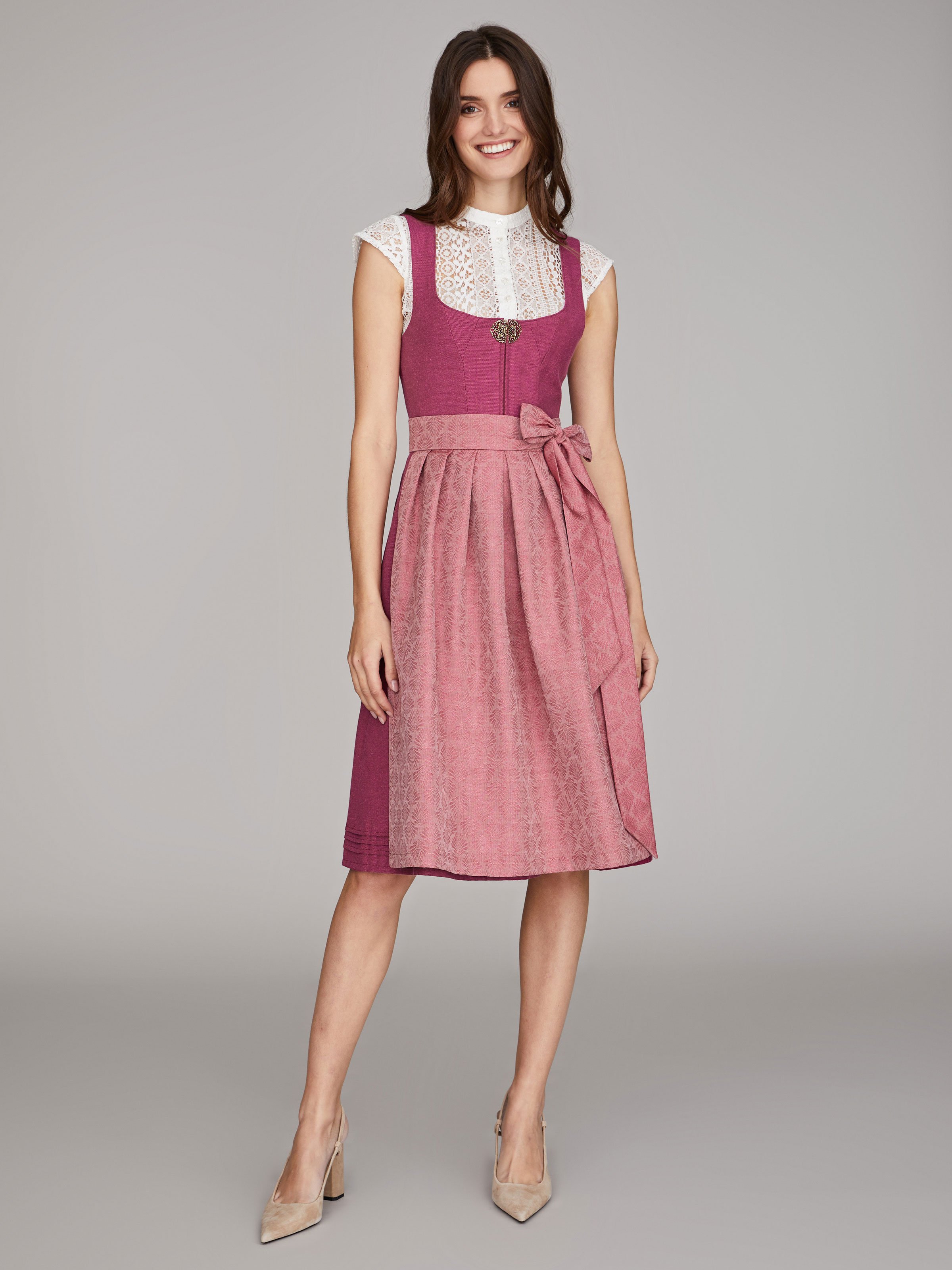 Beerenfarbenes Dirndl mit goldener Zierschnalle Beerenfarbenes Dirndl mit goldener Zierschnalle