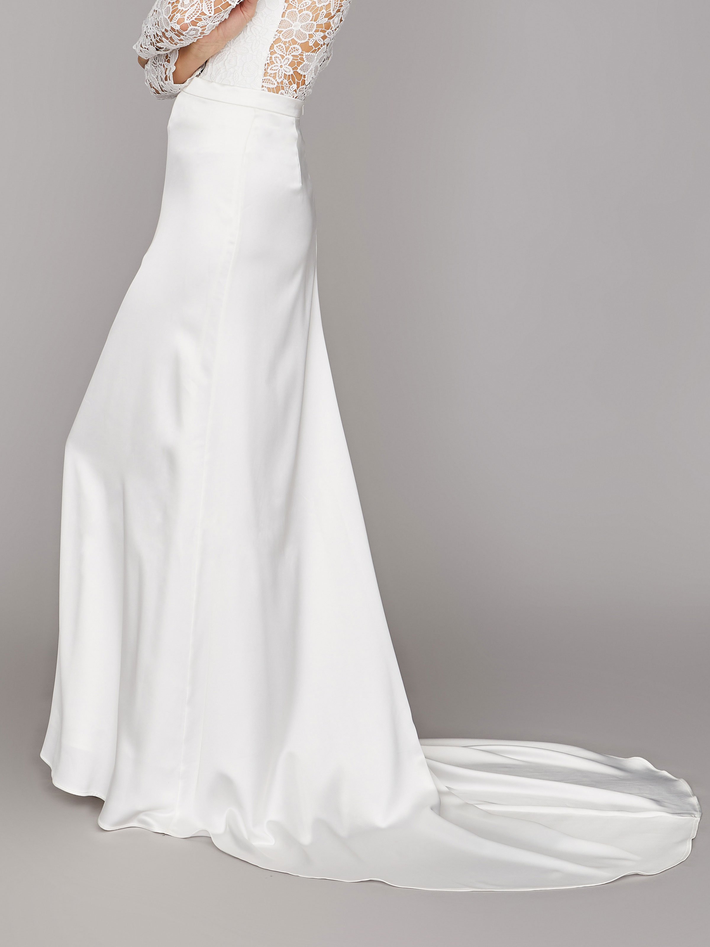Langer Braut-Rock mit Schleppe aus cremefarbenen Satin Langer Braut-Rock mit Schleppe aus cremefarbenen Satin