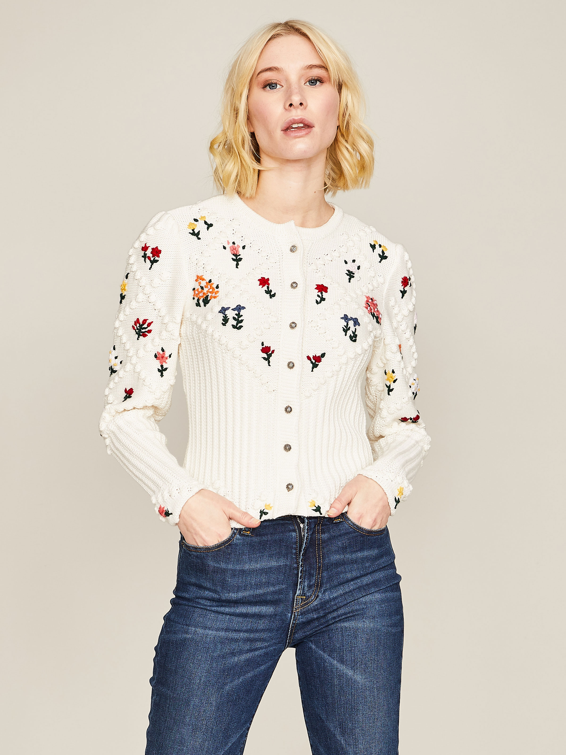 Cremeweiße Strickjacke mit Blumenstickerei Cremeweiße Strickjacke mit Blumenstickerei