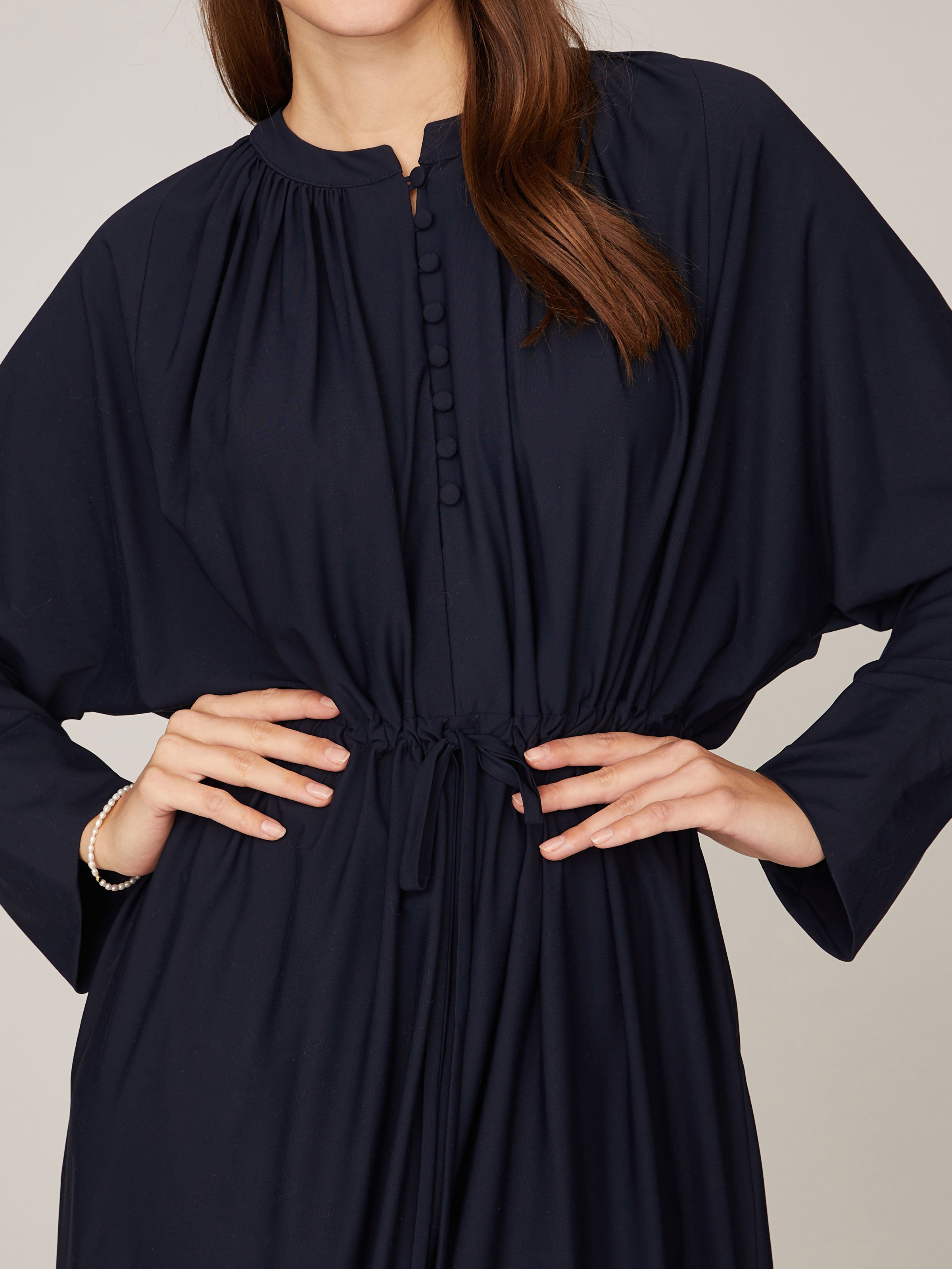 Dunkelblaues Oversize-Kleid mit Knopfleiste Dunkelblaues Oversize-Kleid mit Knopfleiste