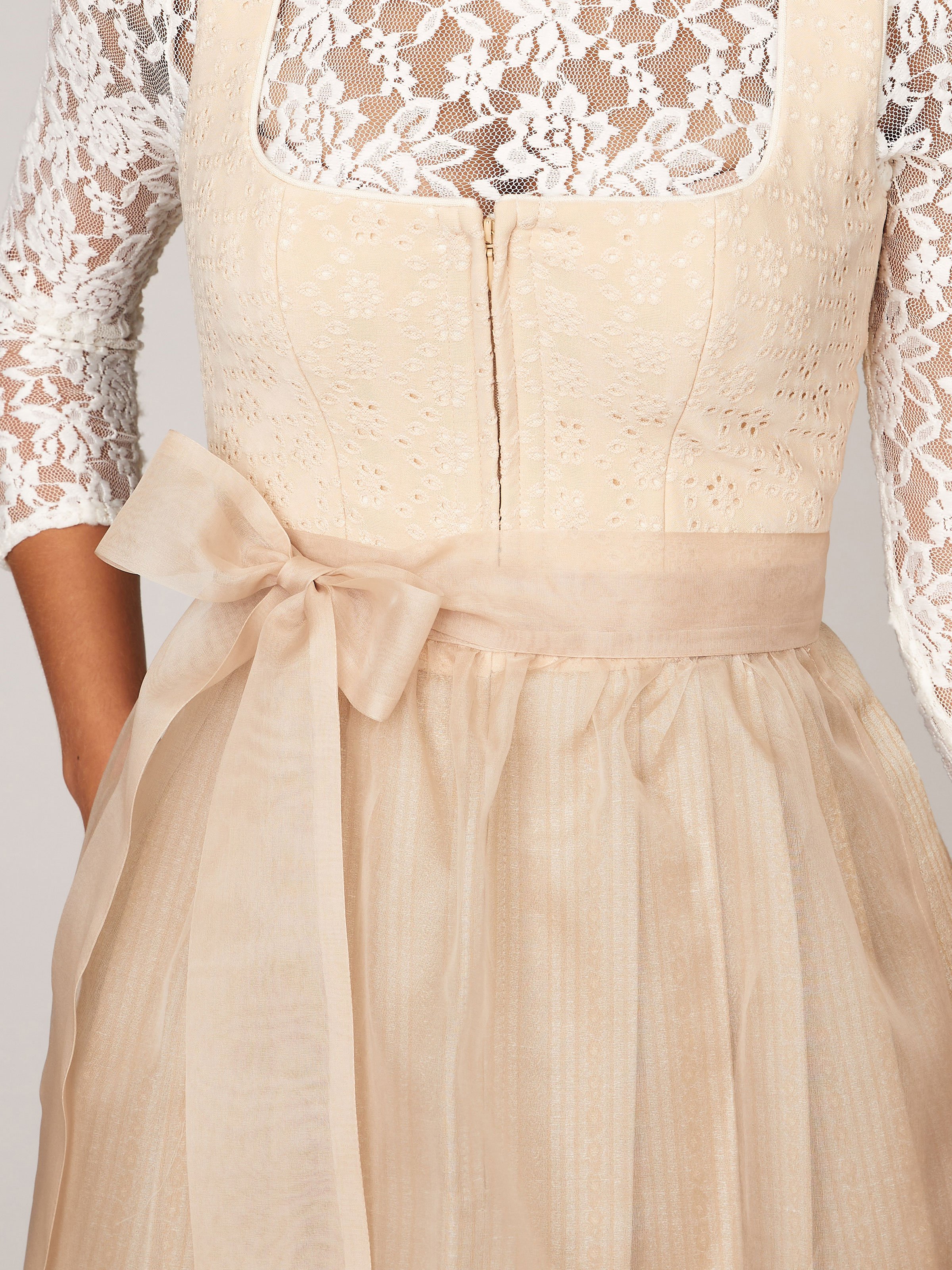 Beiges Dirndl mit zwei Schürzen Beiges Dirndl mit zwei Schürzen