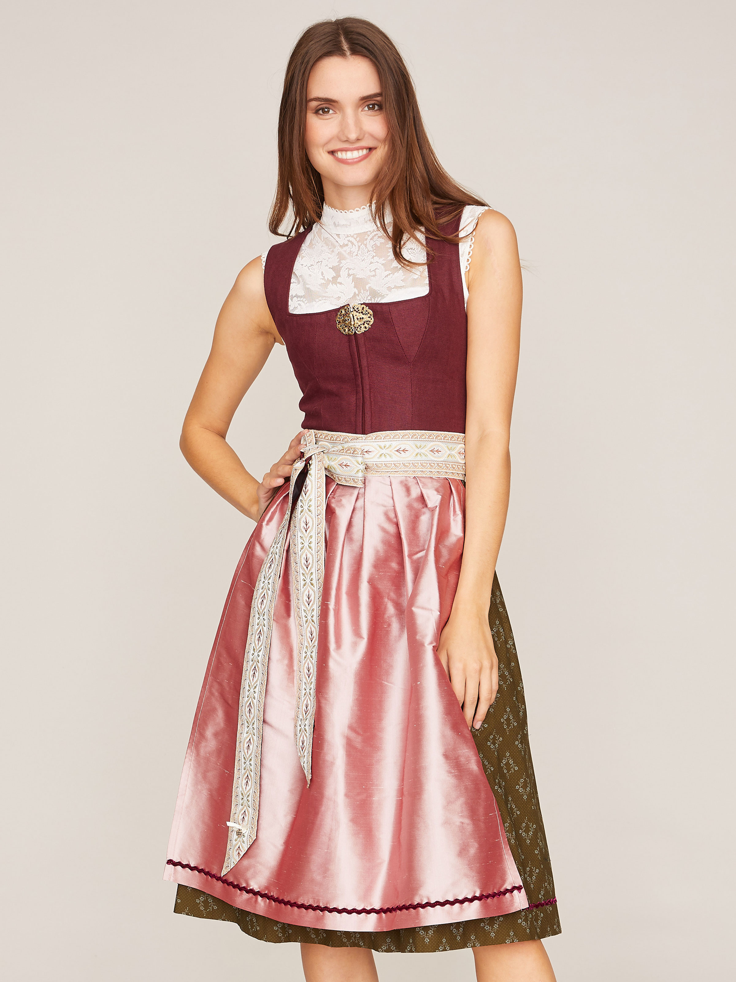 Dunkelrotes Dirndl Mit Rosa Farbener Seidenschürze Alpenherz