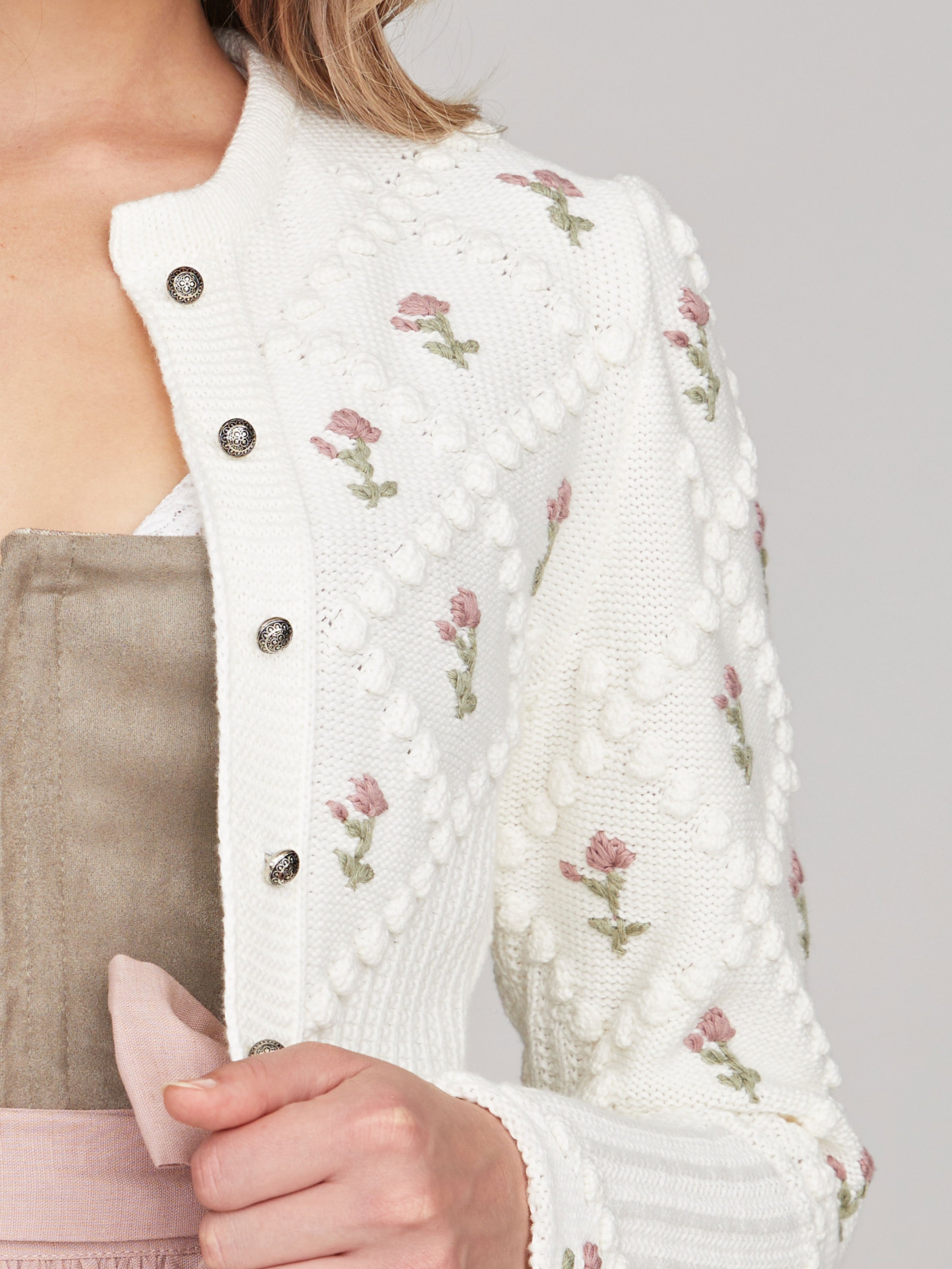 Cremeweiße Strickjacke mit rosa Blumenstickerei Cremeweiße Strickjacke mit rosa Blumenstickerei
