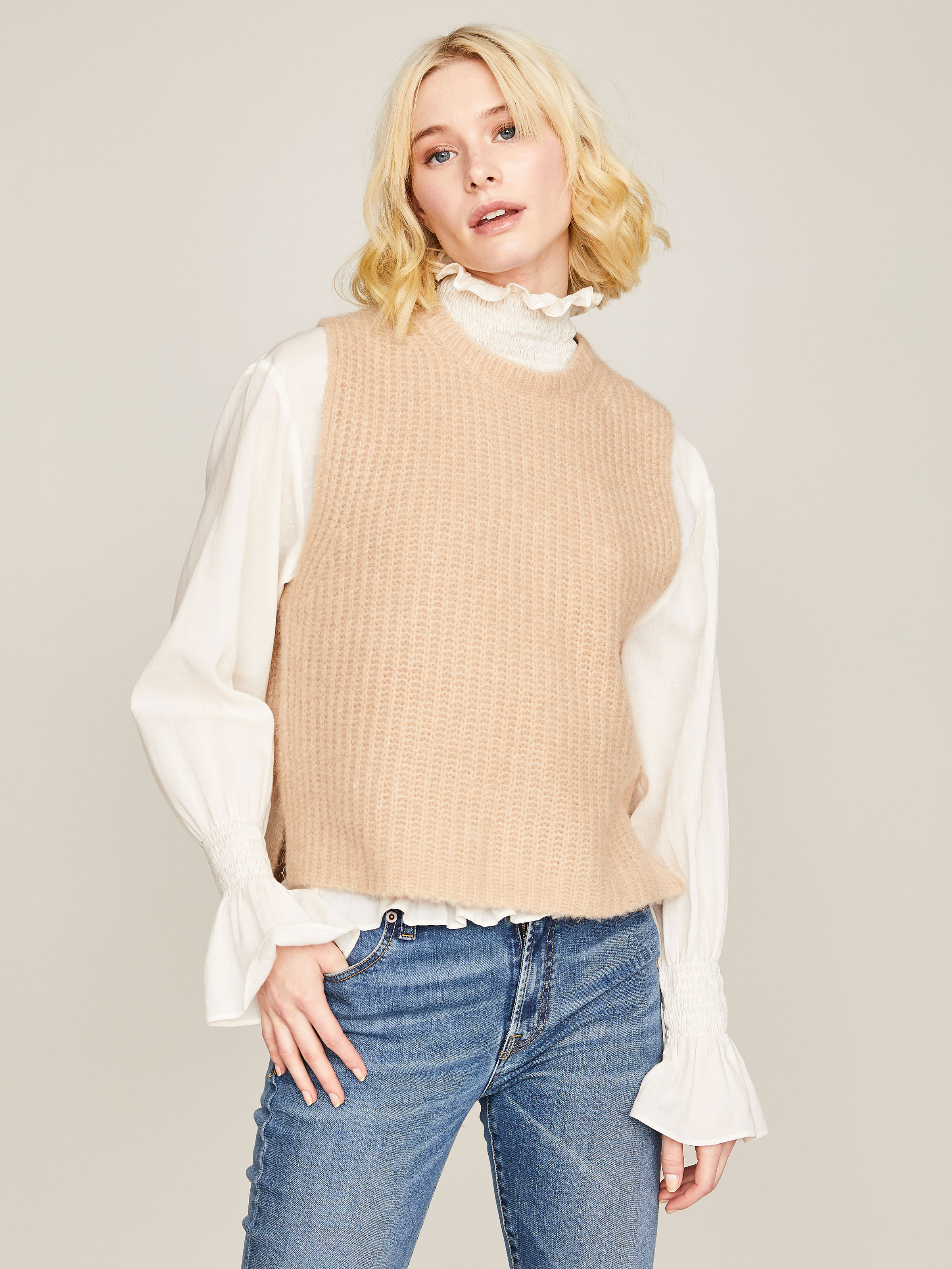Elegante Bluse in Eierschale mit elastischen Einsätzen Elegante Bluse in Eierschale mit elastischen Einsätzen