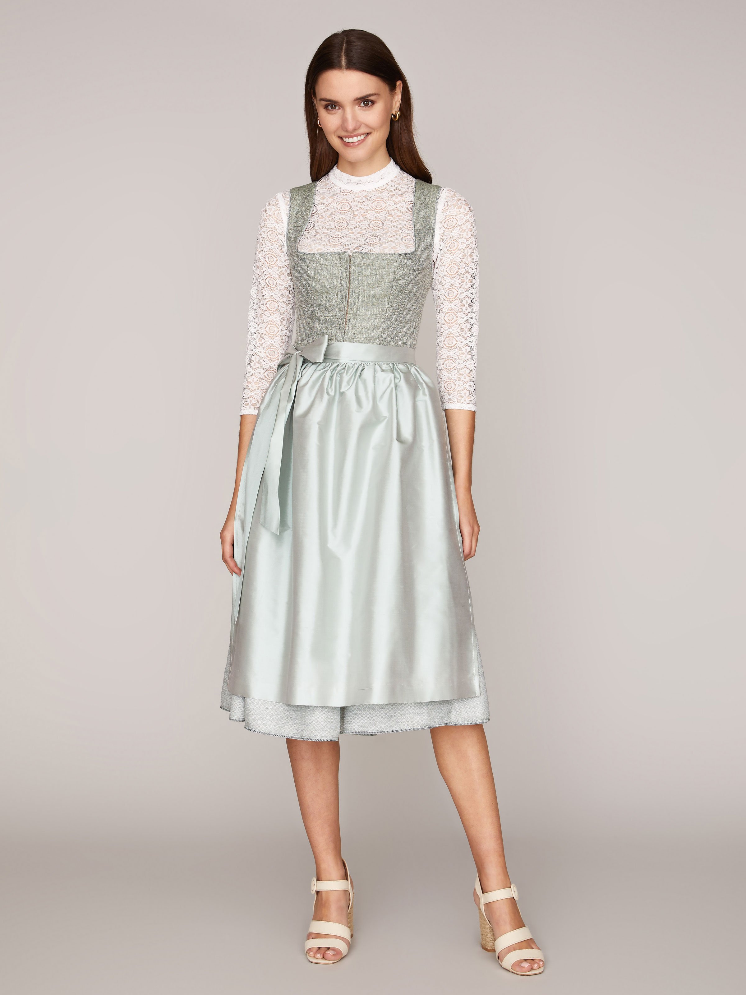 Mintfarbenes Dirndl mit Balkonette-Ausschnitt Mintfarbenes Dirndl mit Balkonette-Ausschnitt