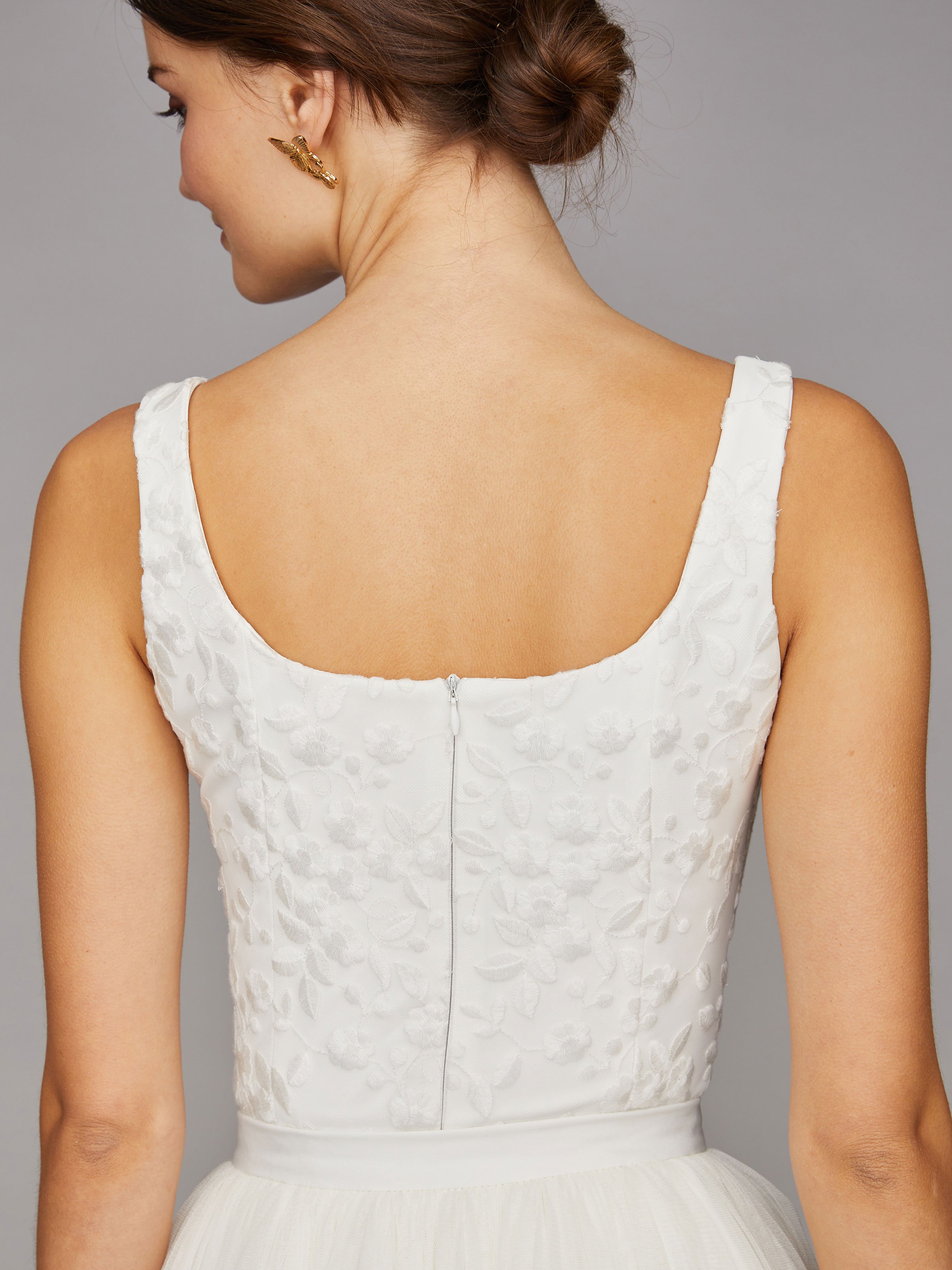 Cremefarbener Braut-Body mit Balkonnett-Ausschnitt Cremefarbener Braut-Body mit Balkonnett-Ausschnitt