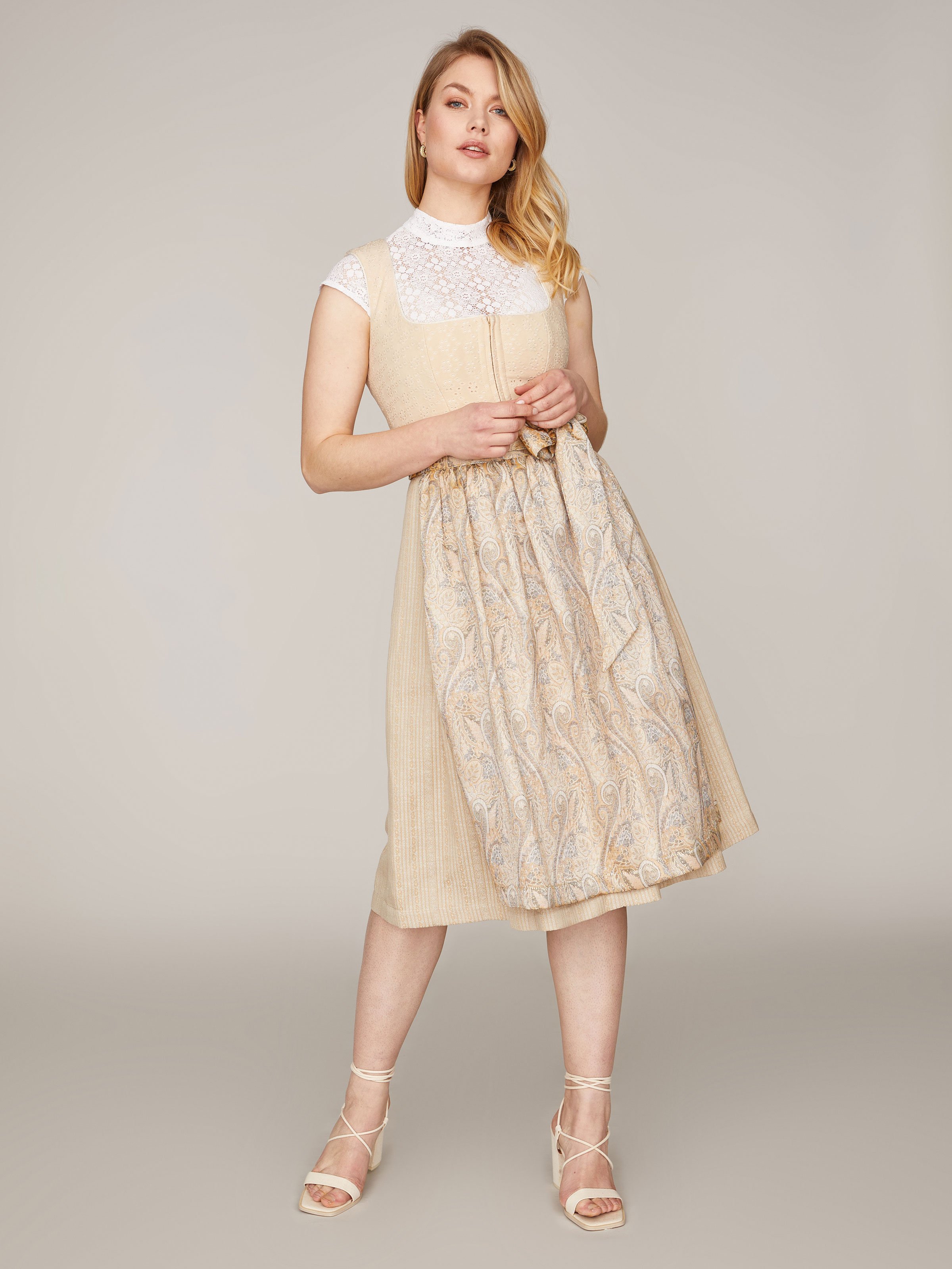 Beiges Dirndl mit zwei Schürzen Beiges Dirndl mit zwei Schürzen