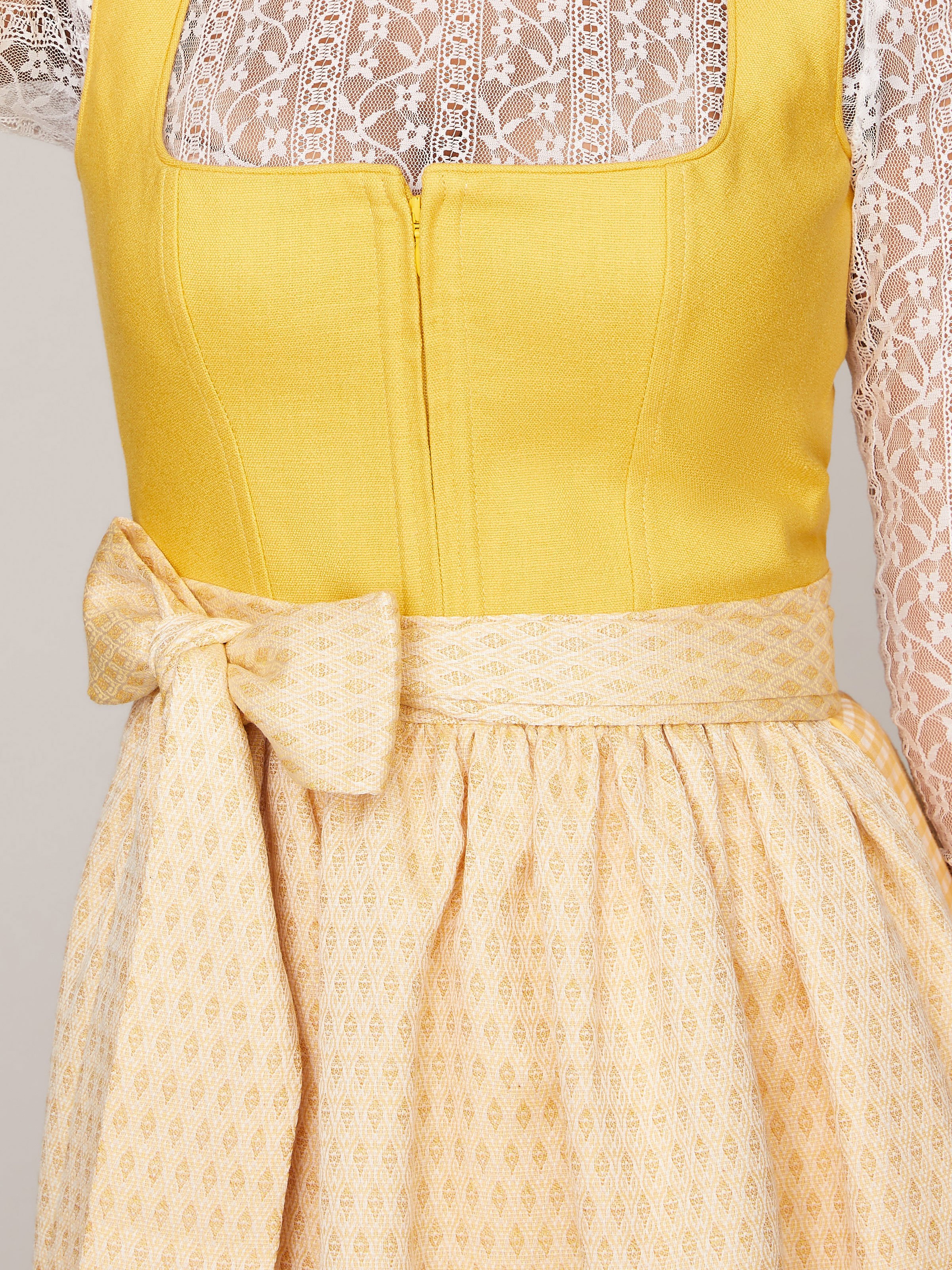 Gelbes Dirndl mit Leinen-Mieder Gelbes Dirndl mit Leinen-Mieder