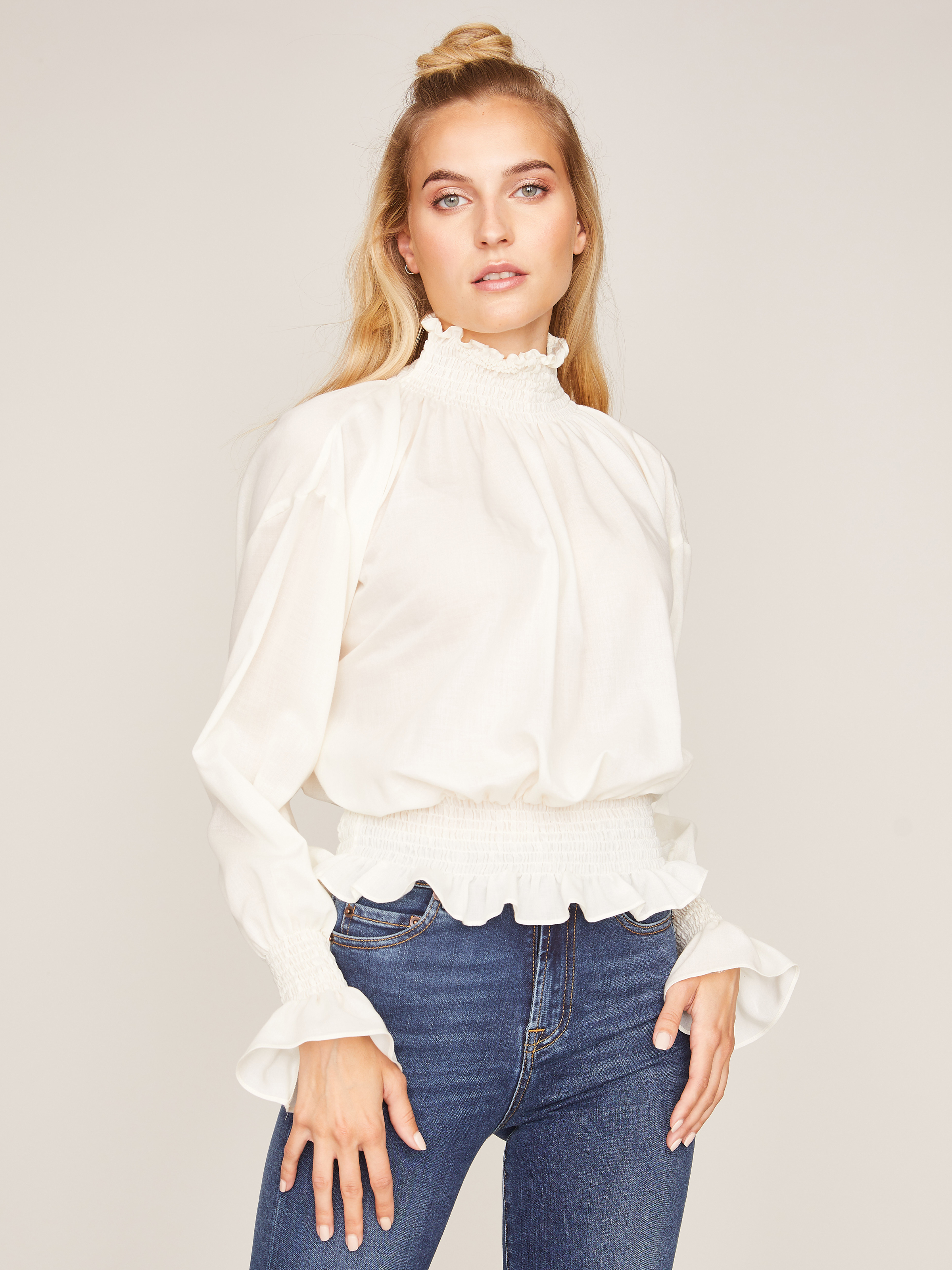 Elegante Bluse in Eierschale mit elastischen Einsätzen Elegante Bluse in Eierschale mit elastischen Einsätzen