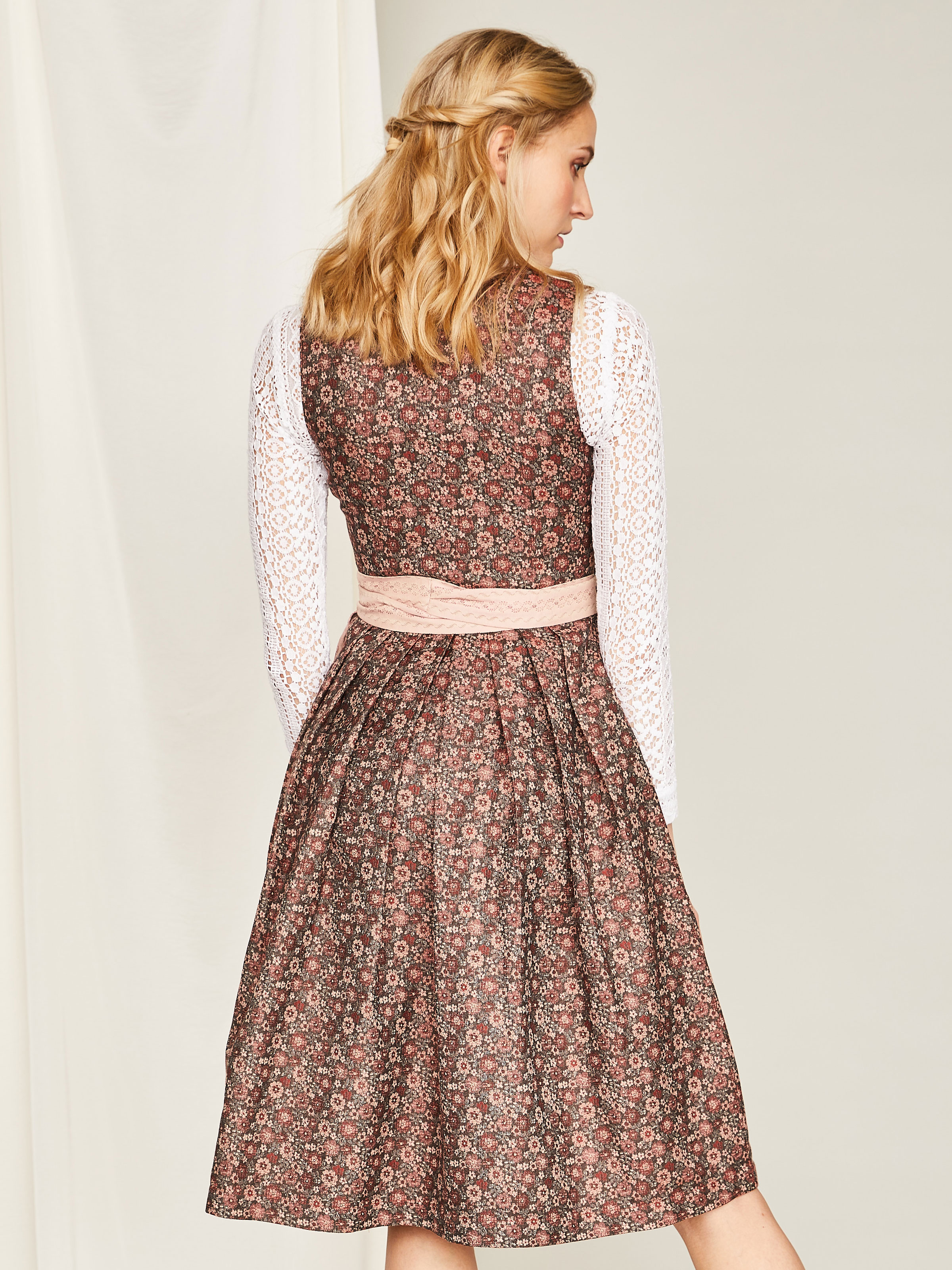 Rosé-braunes Dirndl mit zwei Schürzen Rosé-braunes Dirndl mit zwei Schürzen
