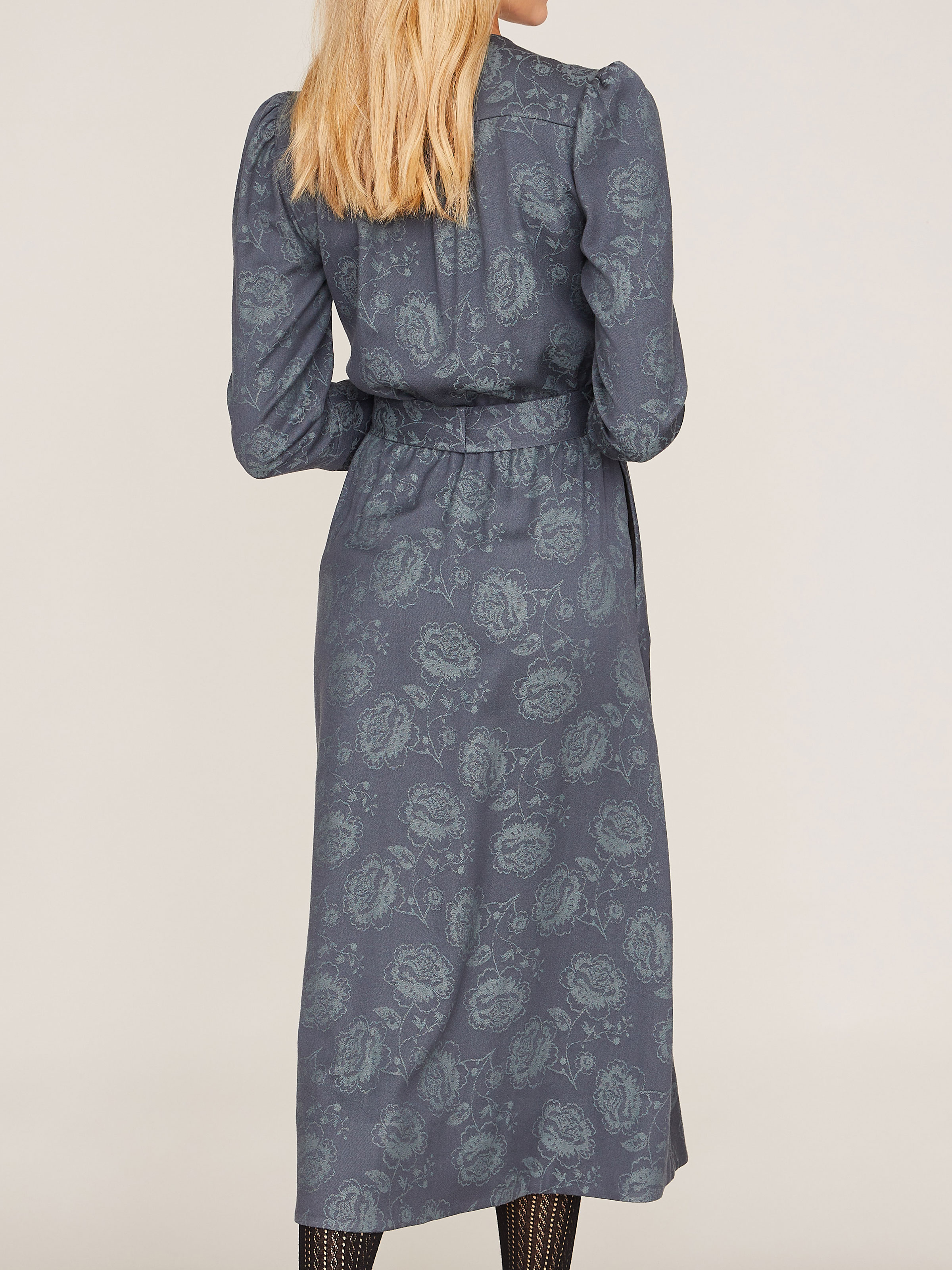 Blaues Kleid mit floralem Muster und Taillengürtel Blaues Kleid mit floralem Muster und Taillengürtel