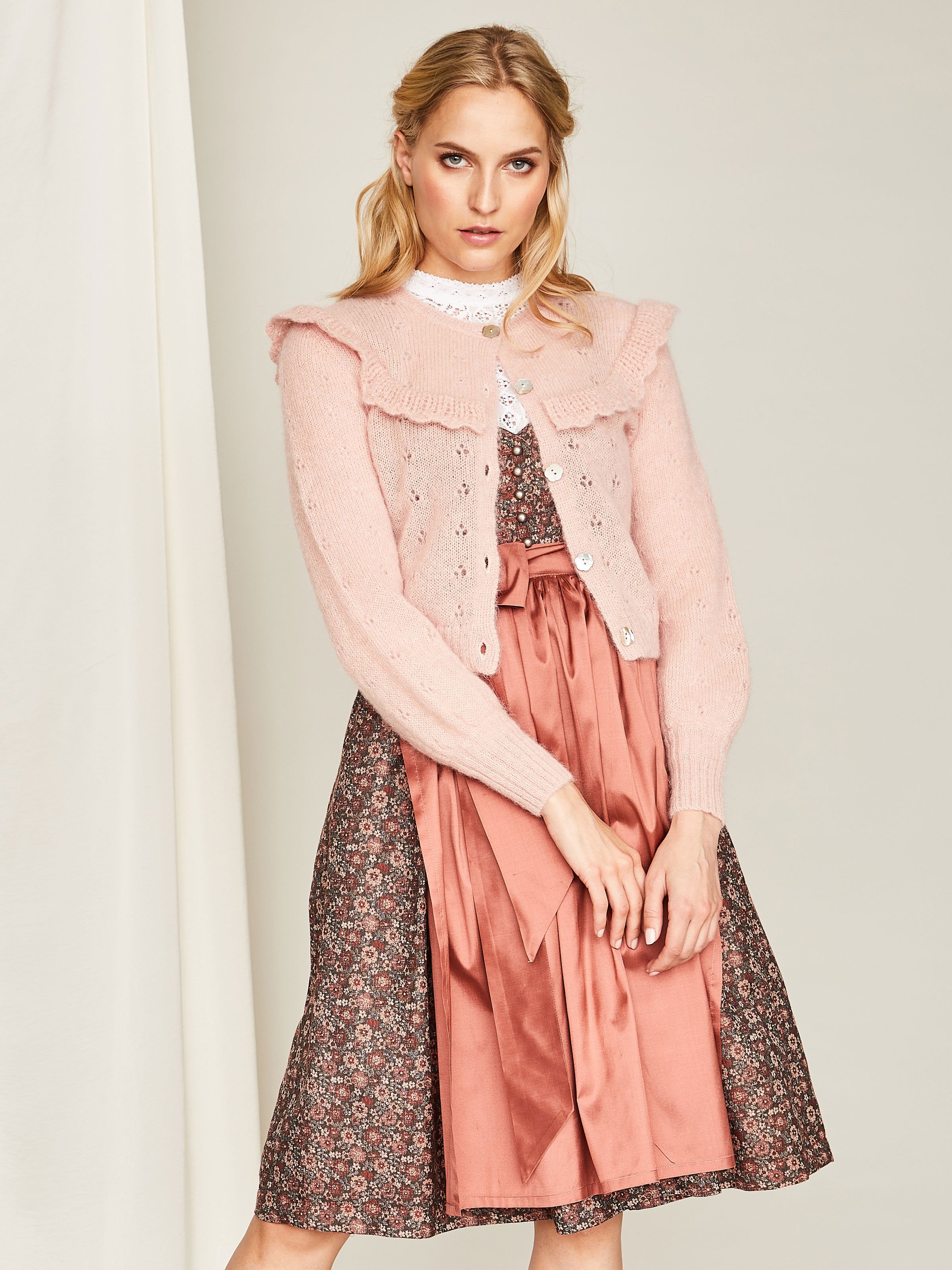 Rosé-braunes Dirndl mit zwei Schürzen Rosé-braunes Dirndl mit zwei Schürzen