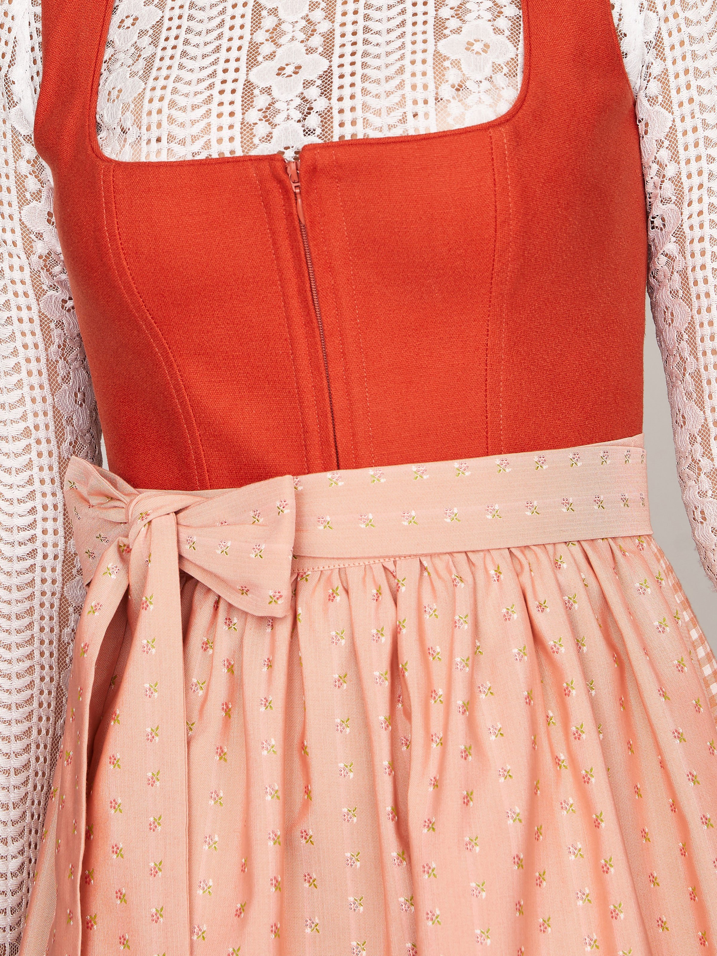 Orangefarbenes Dirndl mit Leinen-Mieder Orangefarbenes Dirndl mit Leinen-Mieder