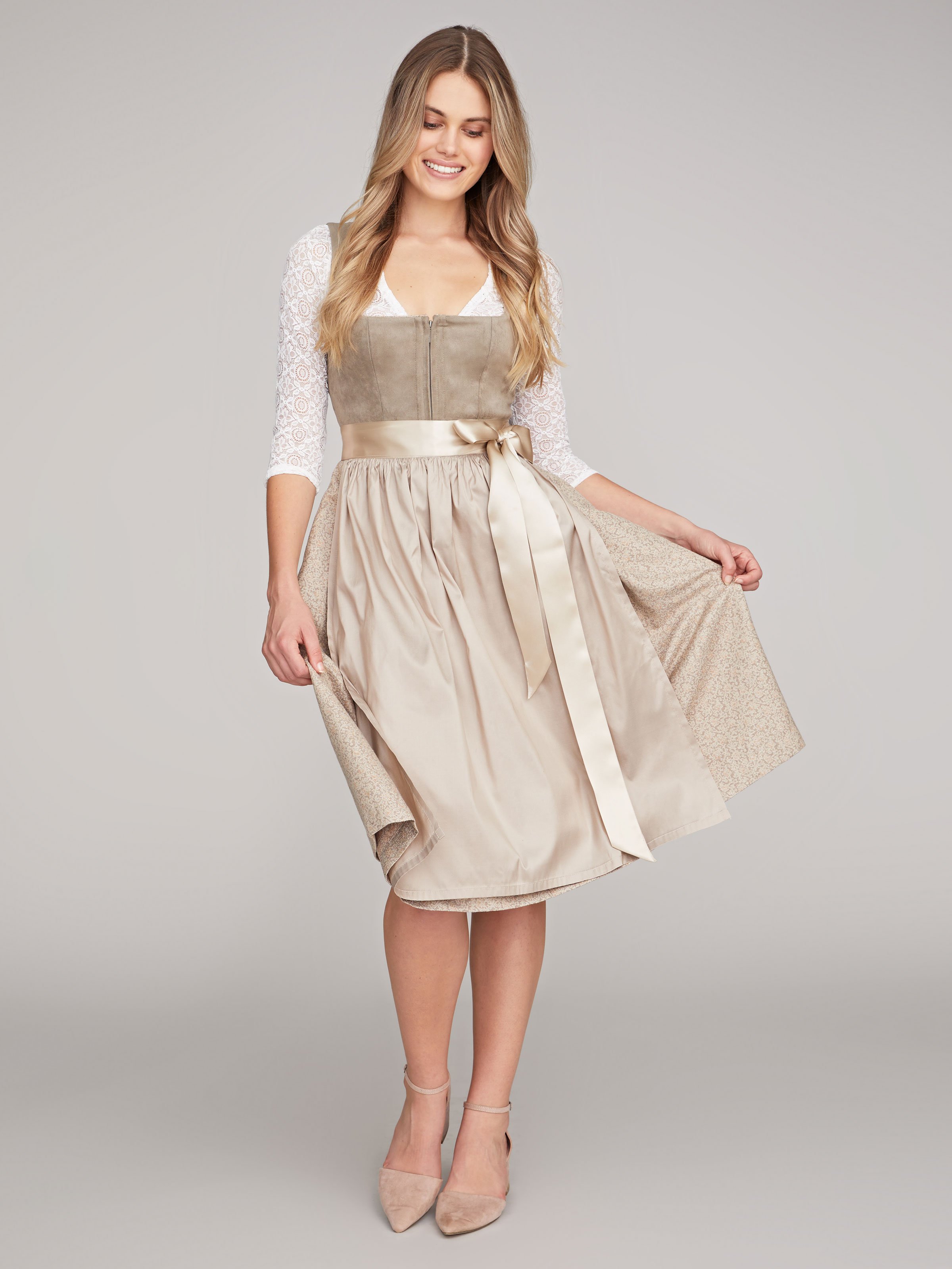 Beigefarbenes Dirndl mit zwei Schürzen Beigefarbenes Dirndl mit zwei Schürzen