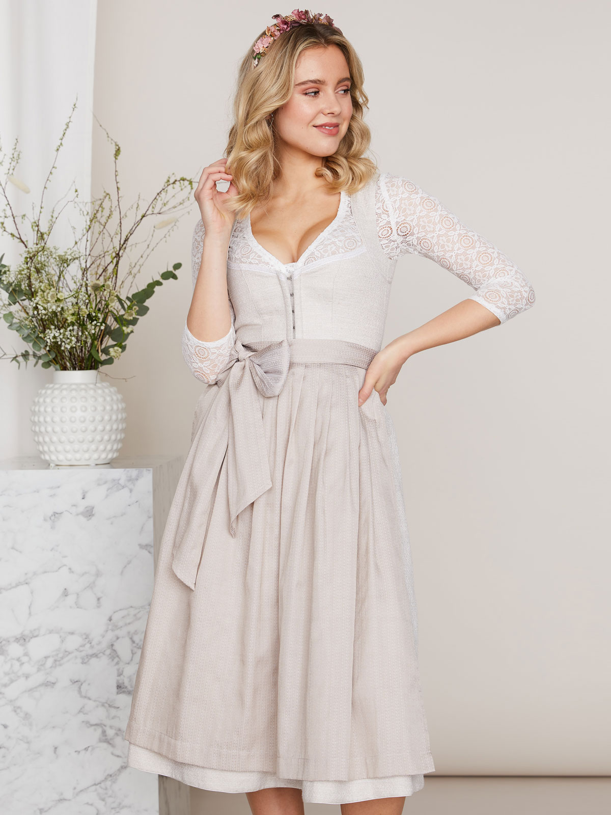 Pastell-farbenes Dirndl in sanftem Beige Pastell-farbenes Dirndl in sanftem Beige