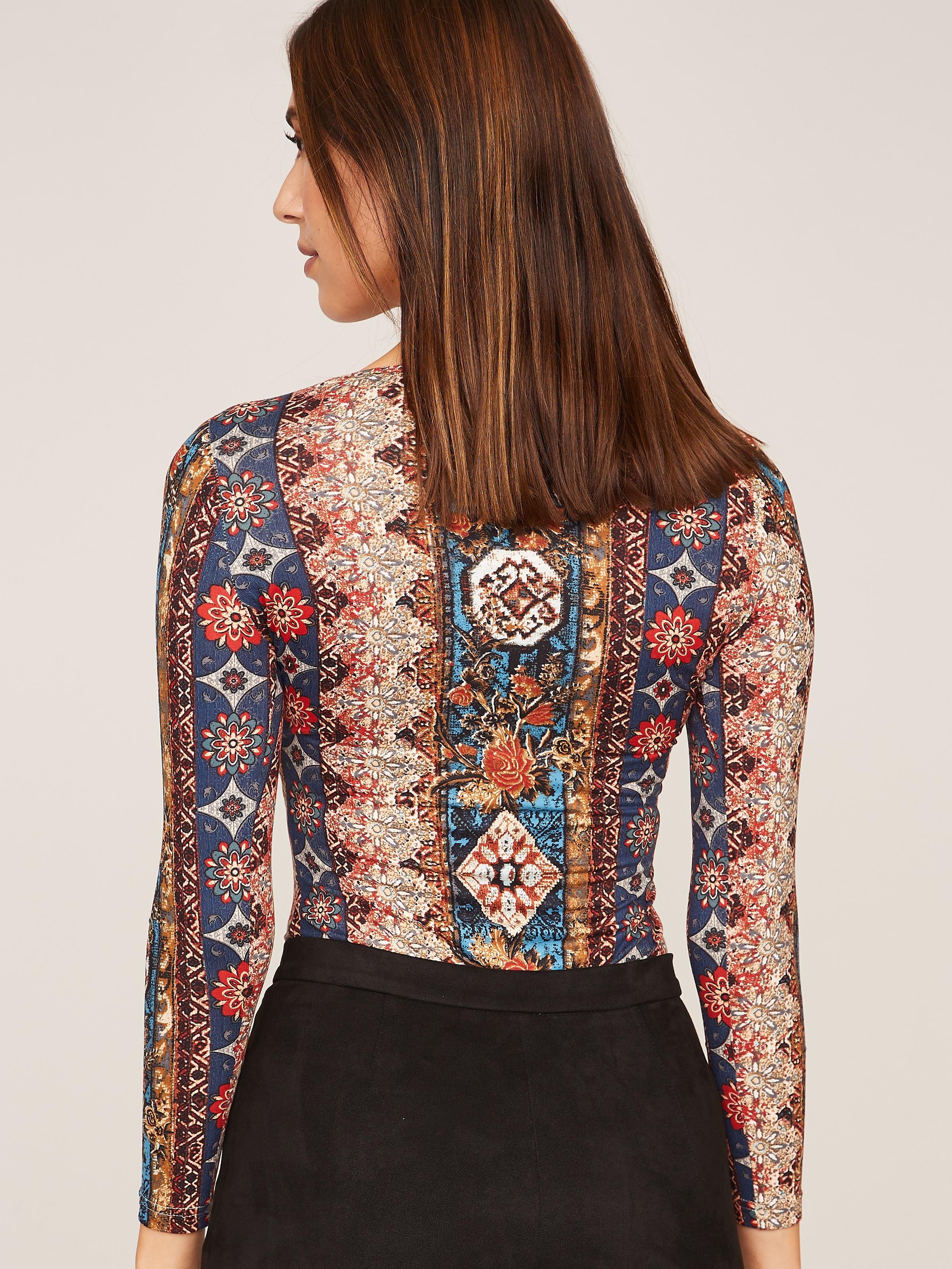 Bunt gemusterter Body mit V-Ausschnitt Bunt gemusterter Body mit V-Ausschnitt