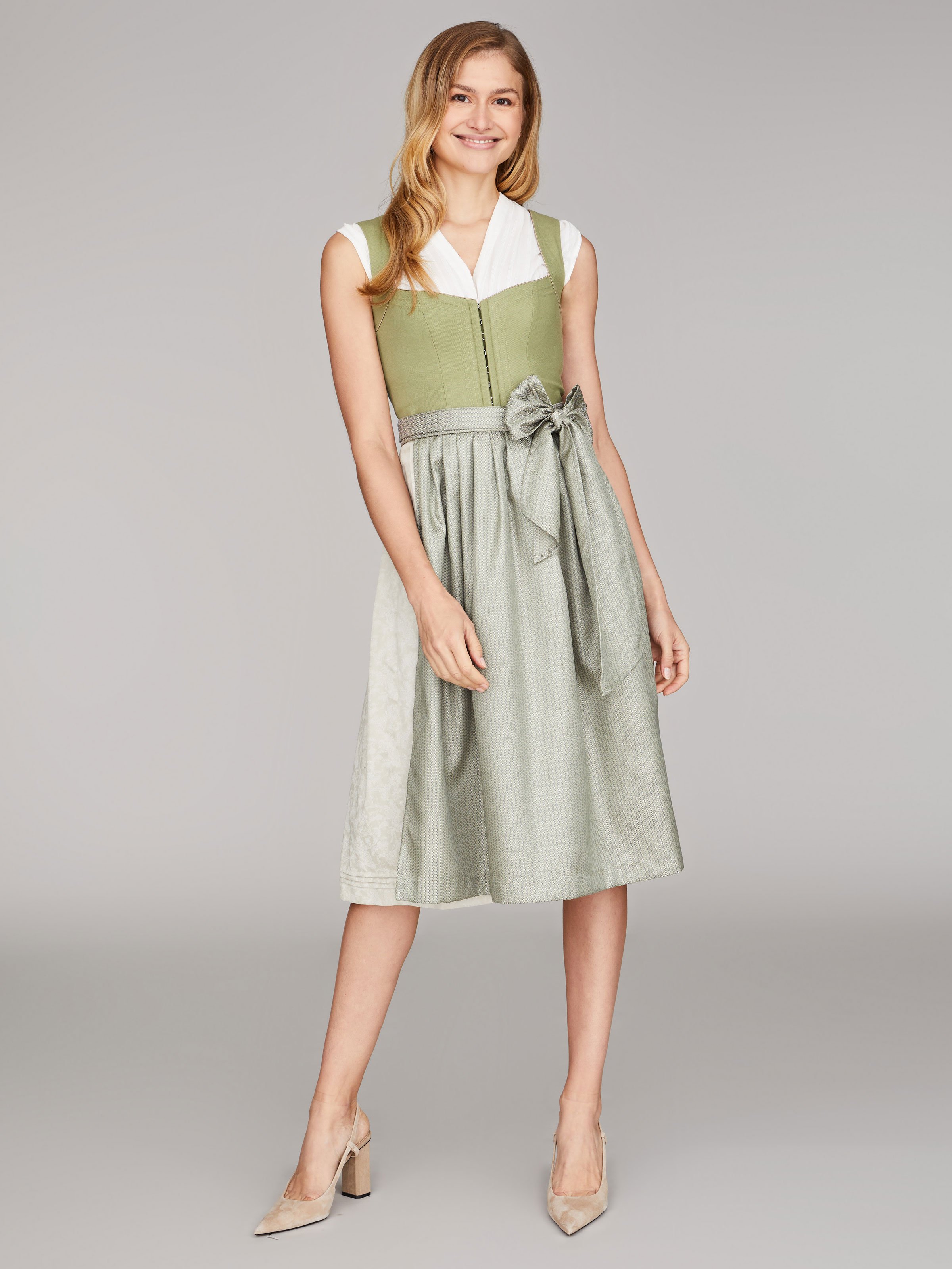 Grünes Dirndl mit Schnursteppung Grünes Dirndl mit Schnursteppung