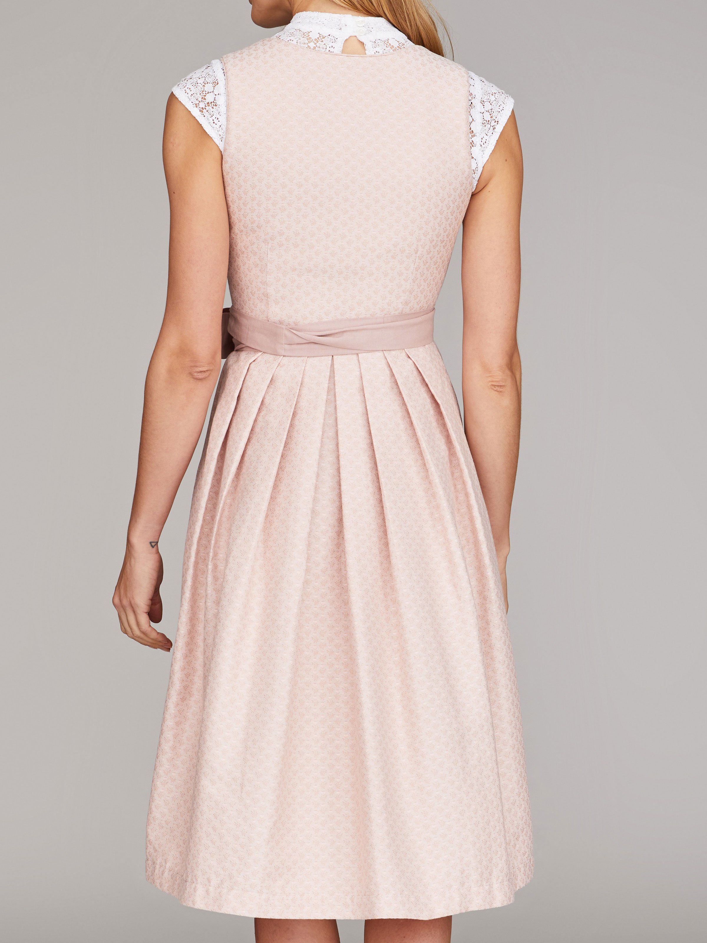 Hellrosa Dirndl mit Herzausschnitt Hellrosa Dirndl mit Herzausschnitt