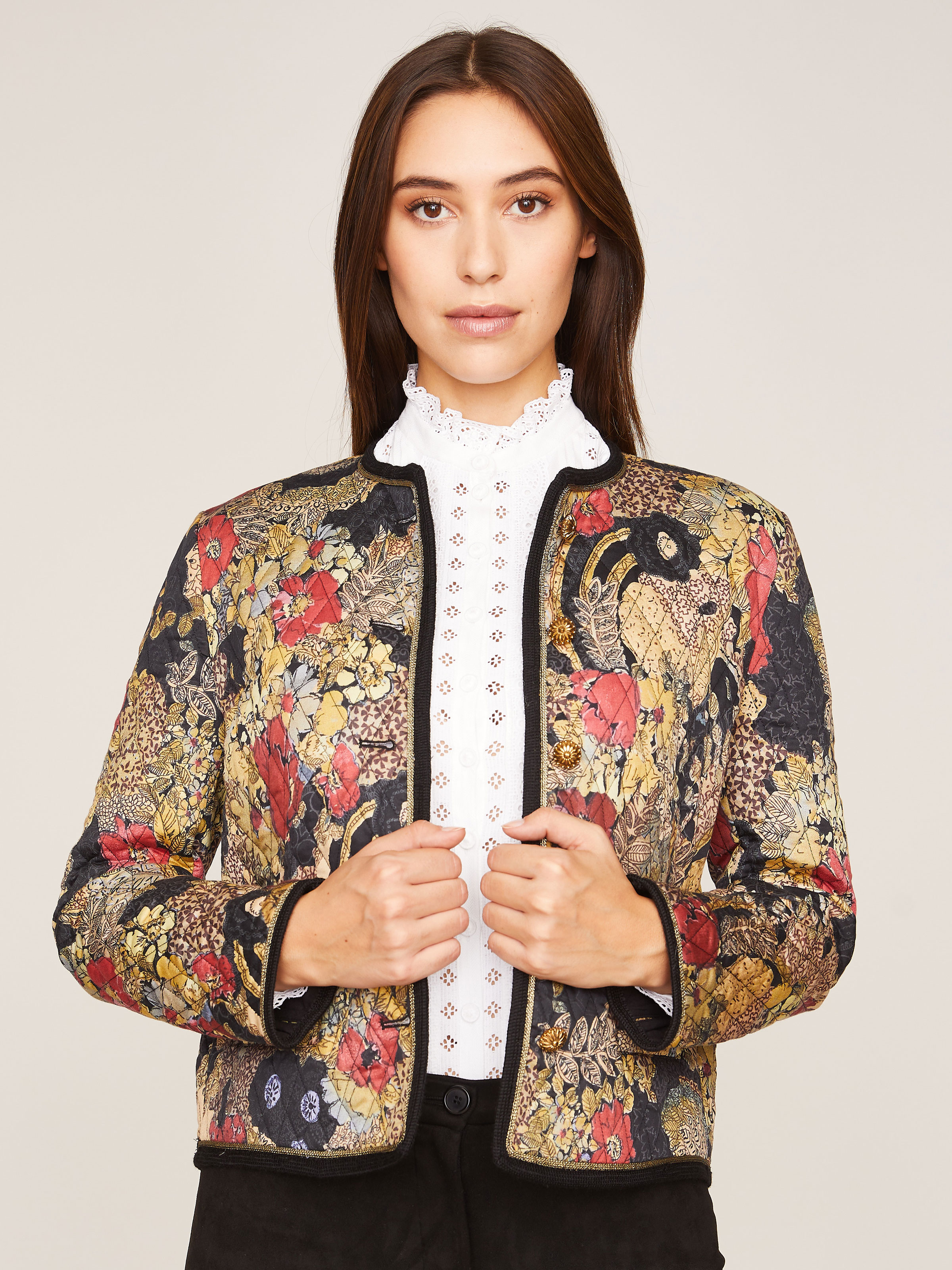 Steppjacke mit Blumenmuster und Goldknöpfen Steppjacke mit Blumenmuster und Goldknöpfen