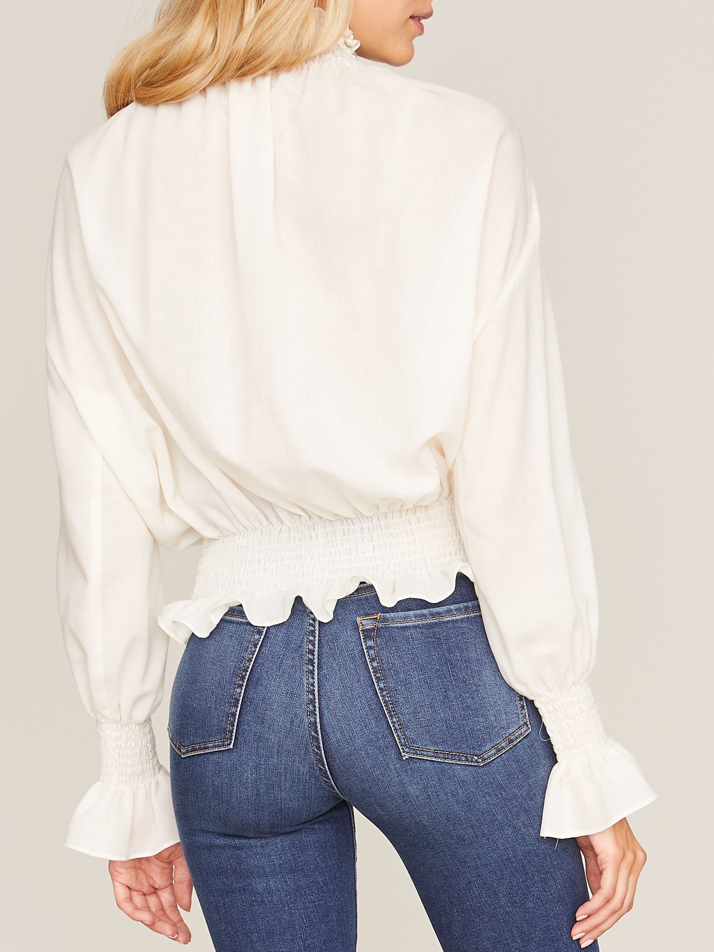 Elegante Bluse in Eierschale mit elastischen Einsätzen Elegante Bluse in Eierschale mit elastischen Einsätzen