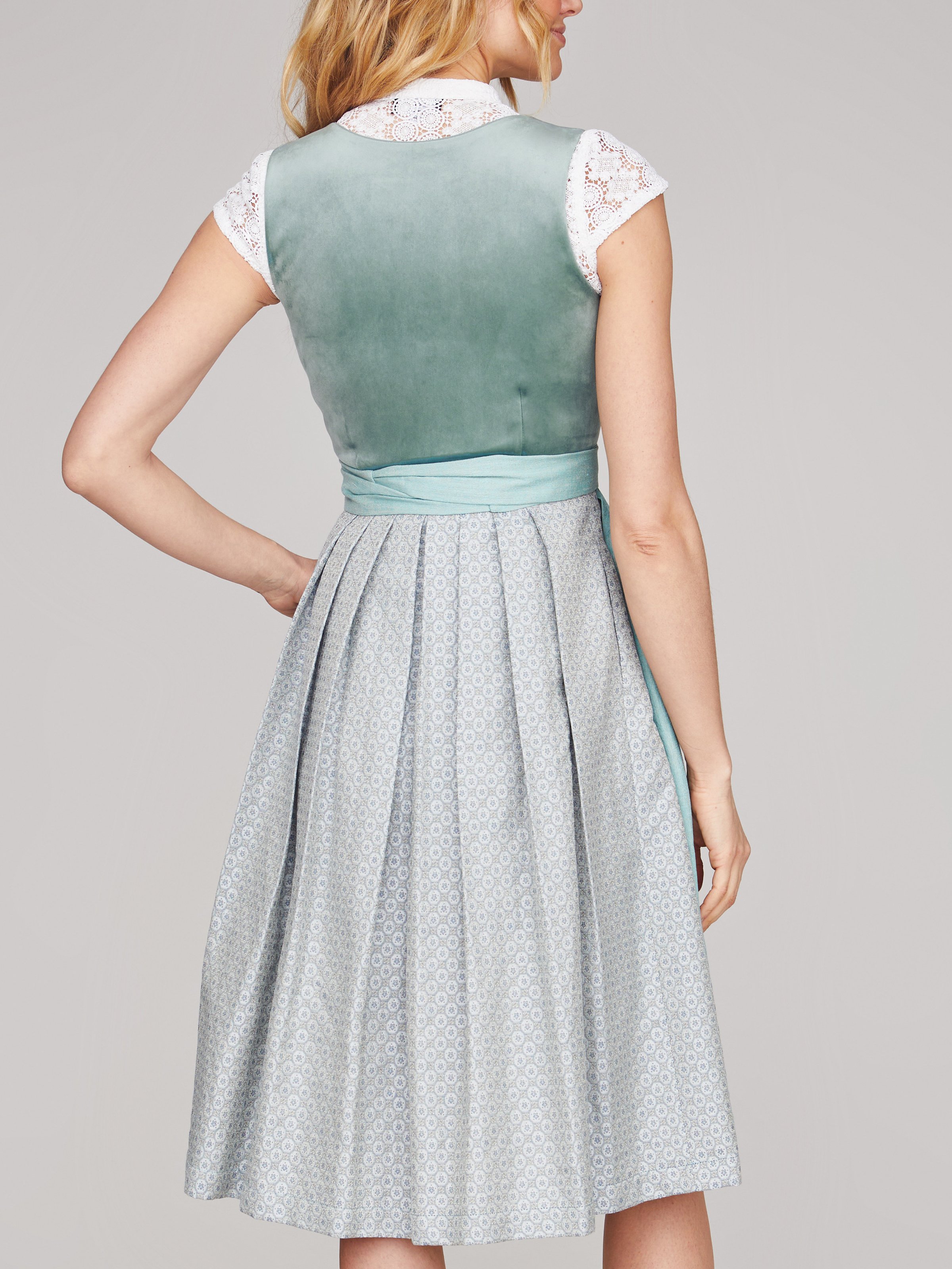 Salbeigrünes Dirndl Salbeigrünes Dirndl