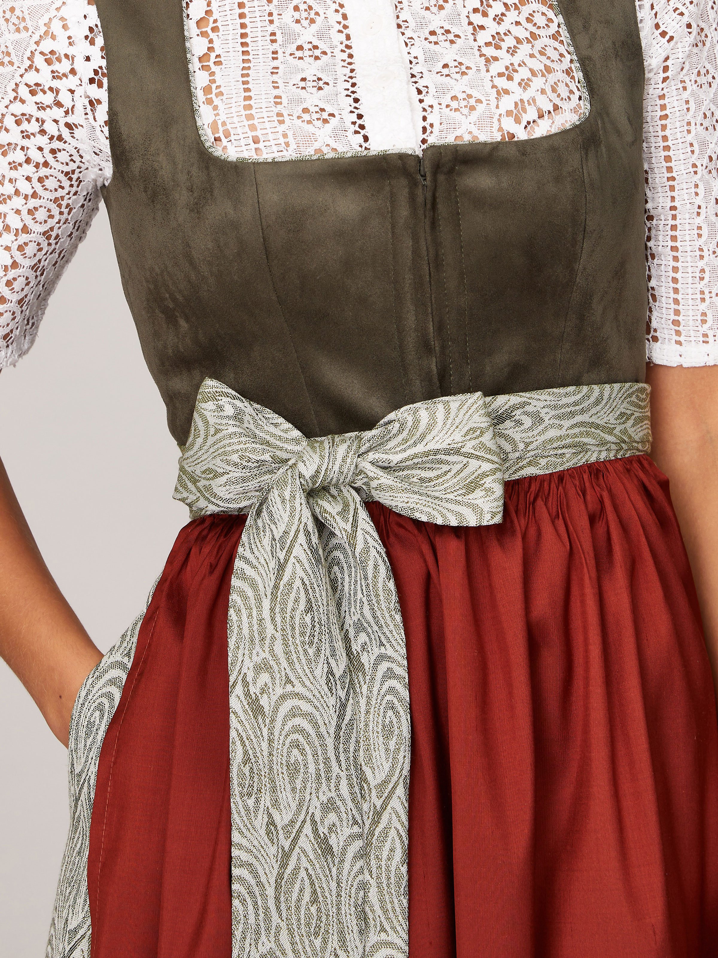 Khaki grünes Dirndl im Animalprint Khaki grünes Dirndl im Animalprint