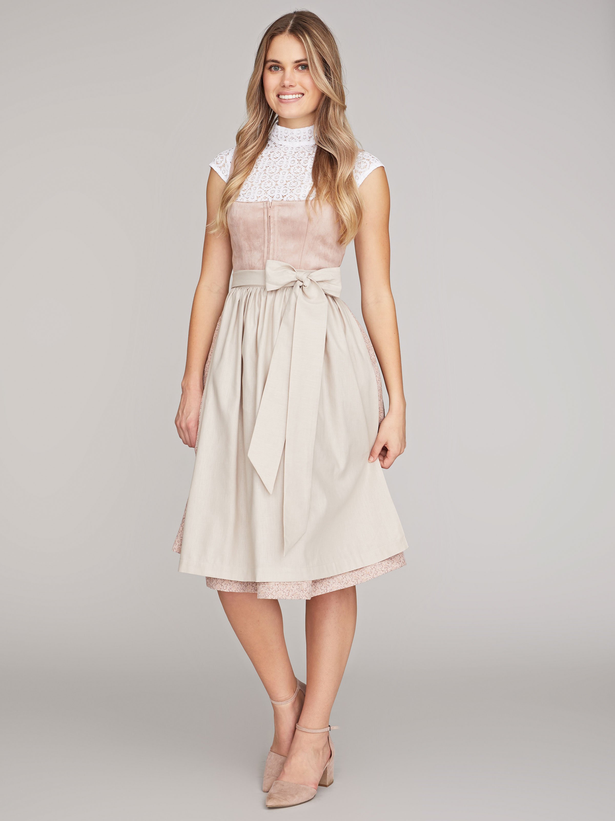 Rosé-beiges Dirndl mit zwei Schürzen Rosé-beiges Dirndl mit zwei Schürzen