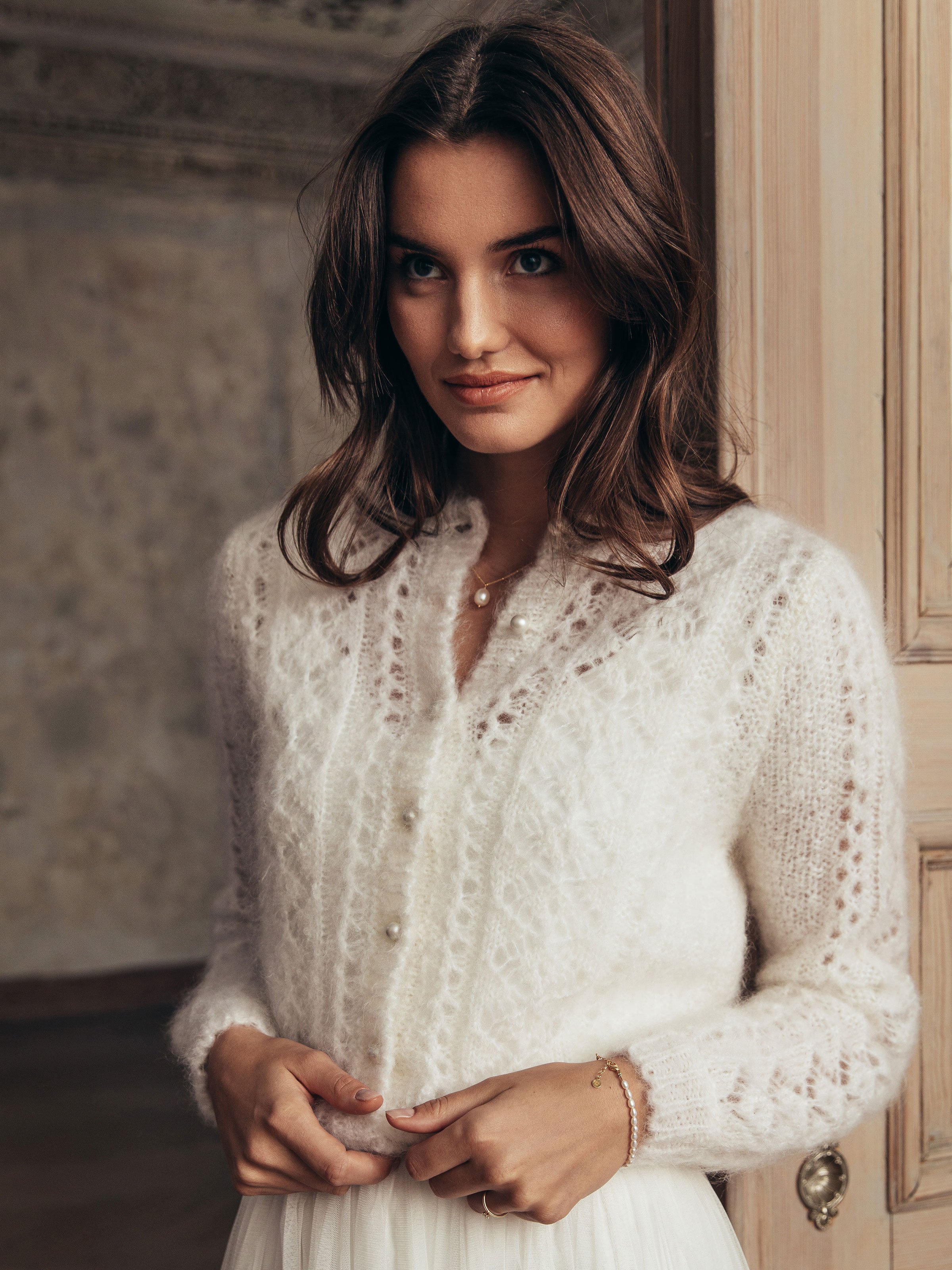 Braut-Strickjacke aus Mohair mit Perlenknöpfe Braut-Strickjacke aus Mohair mit Perlenknöpfe