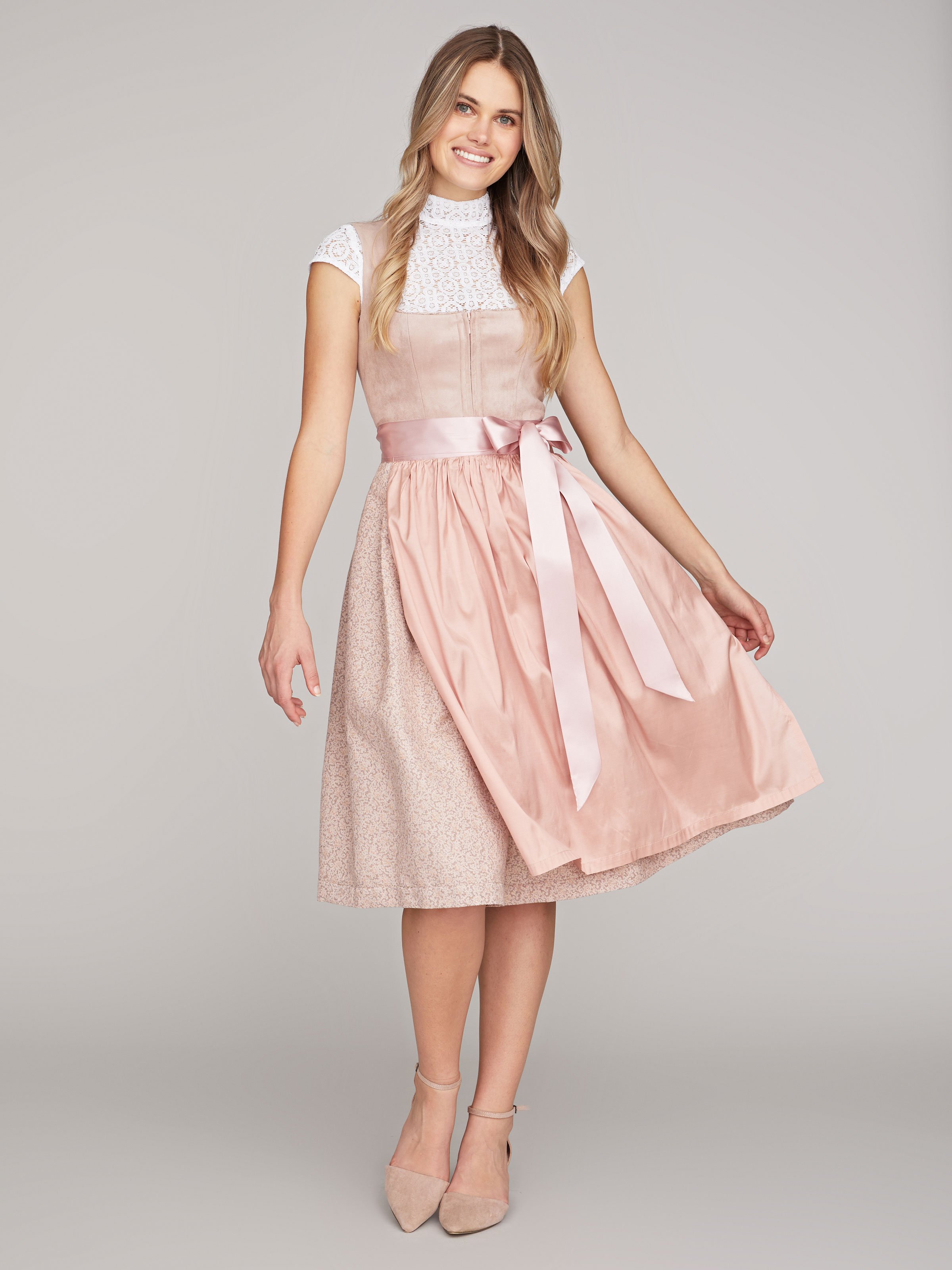 Rosé-beiges Dirndl mit zwei Schürzen Rosé-beiges Dirndl mit zwei Schürzen