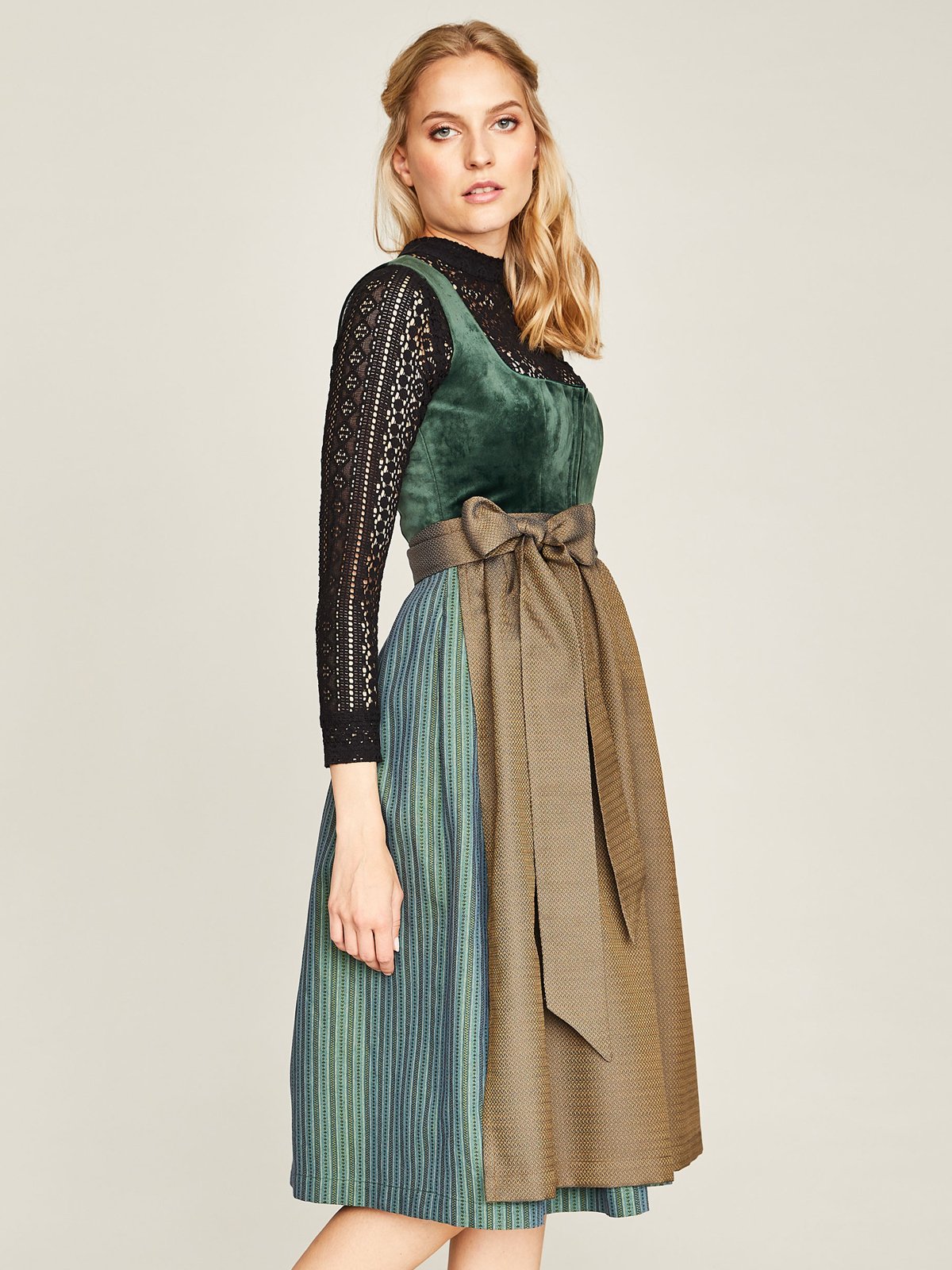 Dunkelgrünes Dirndl Dunkelgrünes Dirndl