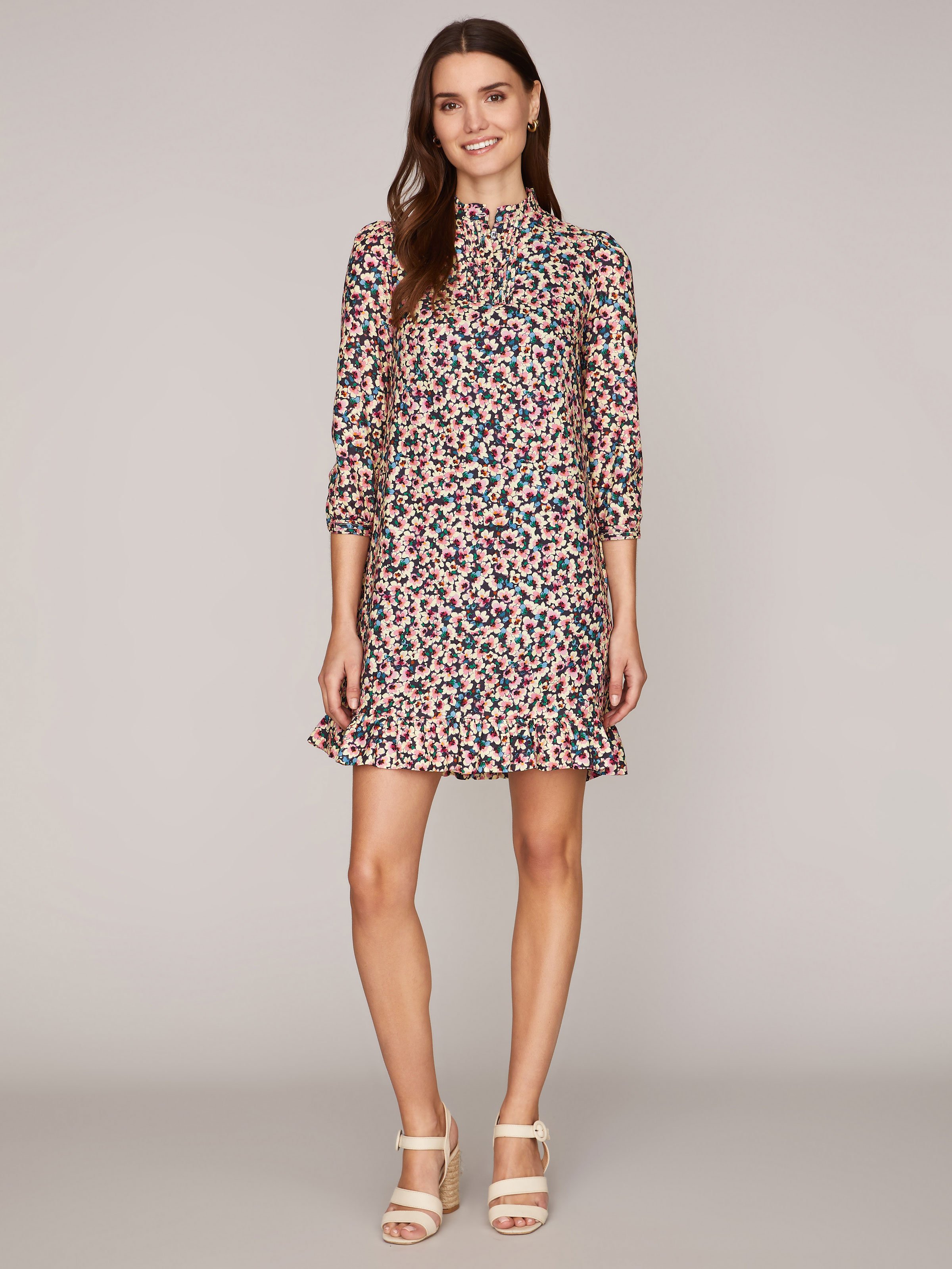 Kurzes Kleid mit Blumenmuster Kurzes Kleid mit Blumenmuster