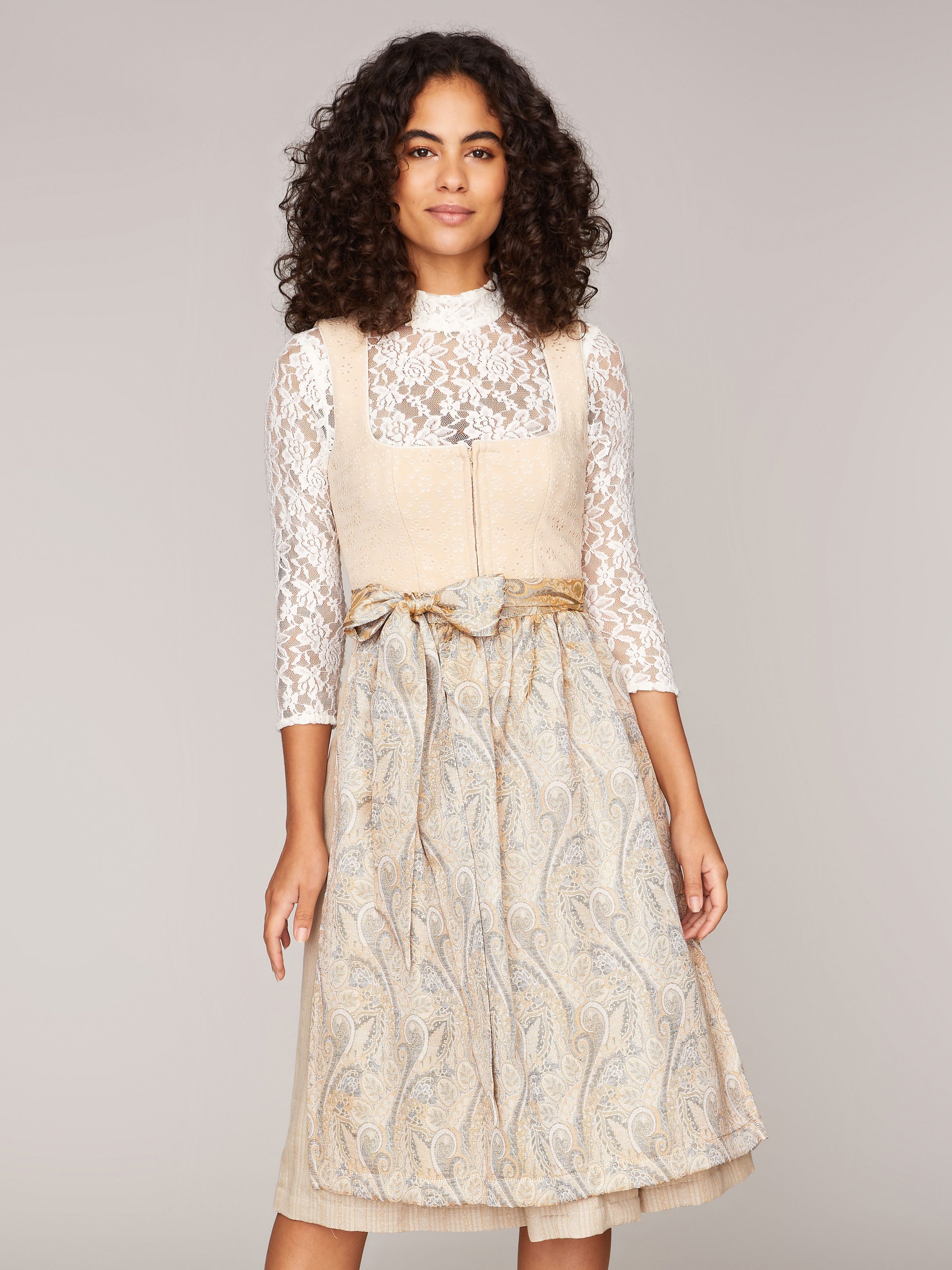 Beiges Dirndl mit zwei Schürzen Beiges Dirndl mit zwei Schürzen
